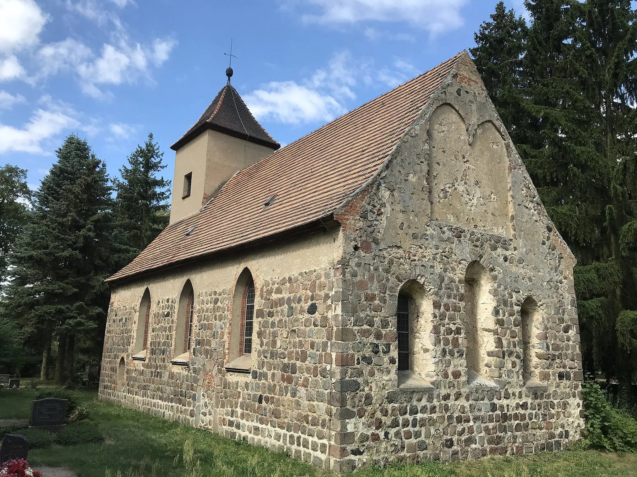 Photo showing: Die Dorfkirche Schönfelde der Gemeinde Steinhöfel ist eine Feldsteinkirche aus dem 13. Jahrhundert. In ihrem Innern steht unter anderem ein Kanzelaltar aus dem 18. Jahrhundert.