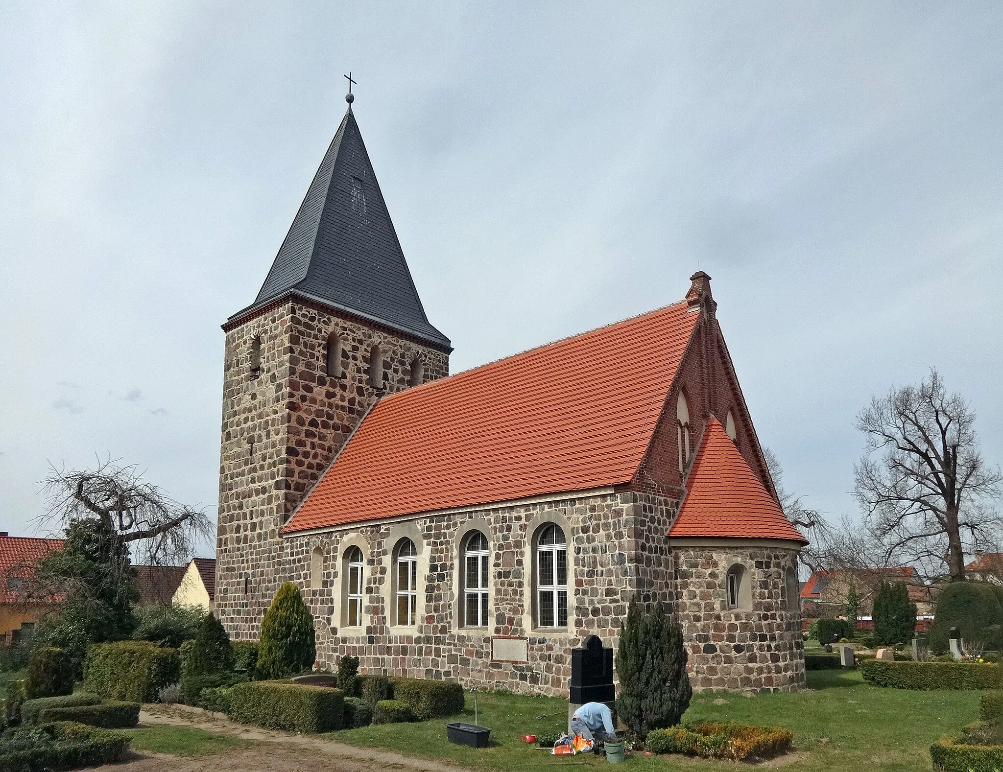 Photo showing: Die Dorfkirche Güterfelde ist eine Feldsteinkirche aus dem 13. Jahrhundert. Der zuvor eingezogene Chor wurde im Jahr 1867 von der Kirchengemeinde auf die Breite des Kirchenschiffs aufgemauert. Anfang des 21. Jahrhunderts wurde das Bauwerk saniert.