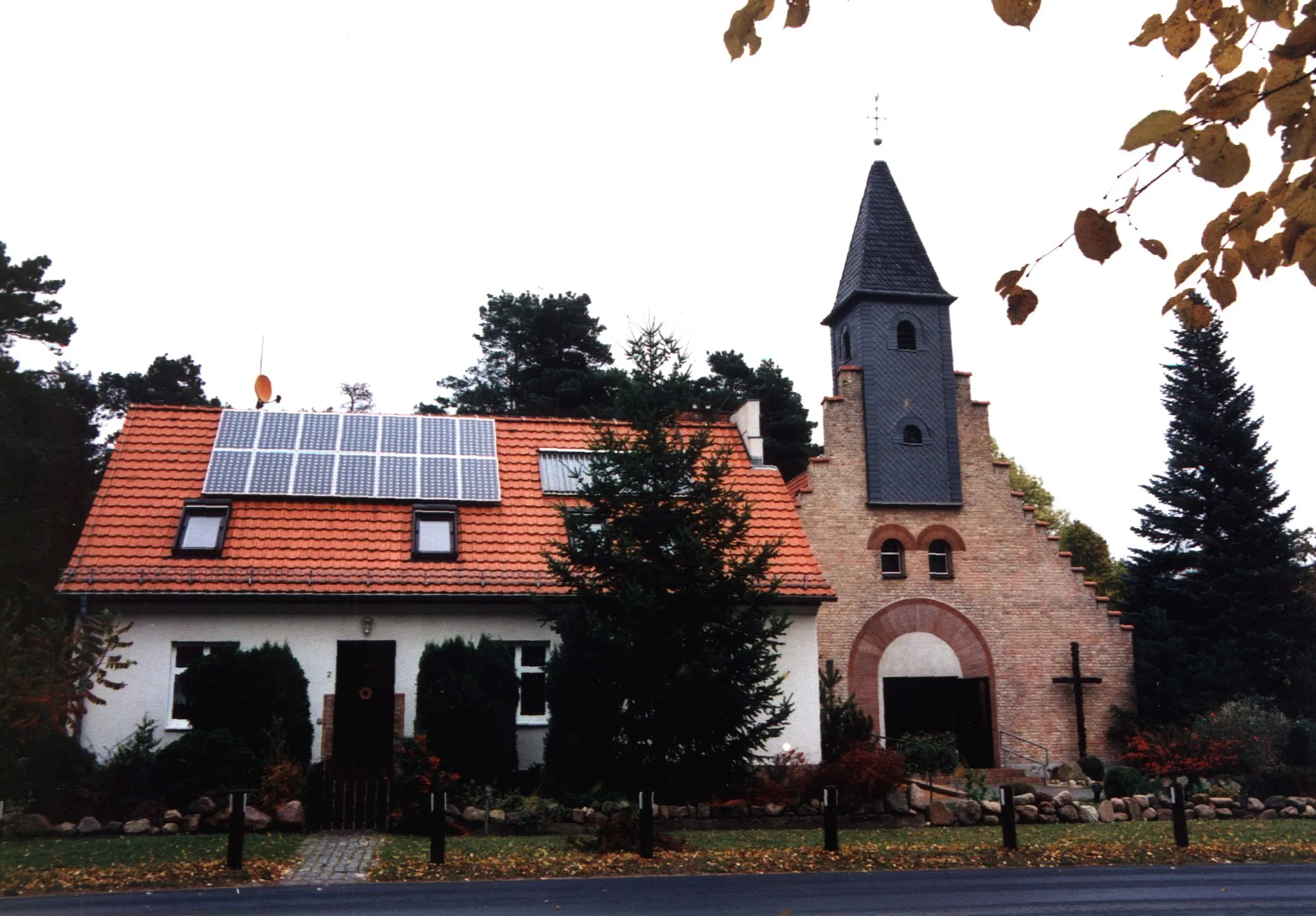 Photo showing: Catholic church St. Konrad with manse in Wandlitzsee, WAndlitz, BRandenburg, Germany.