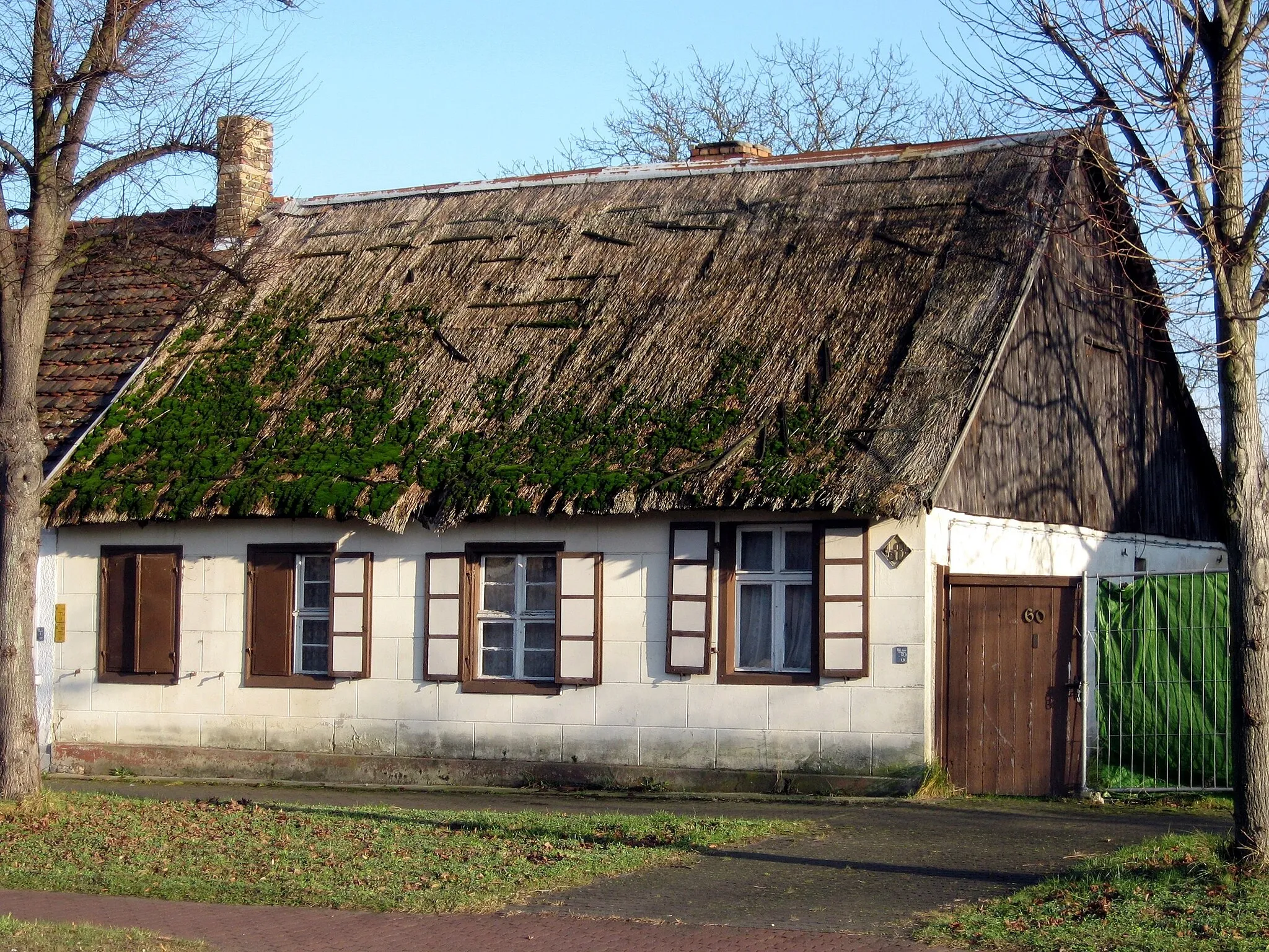 Photo showing: Ältestes erhaltene Gebäude (Kolonistenhaus) des Ortes Schönwalde (Barnim) in der Hauptstraße 60, Gemeinde Wandlitz, Land Brandenburg, Deutschland