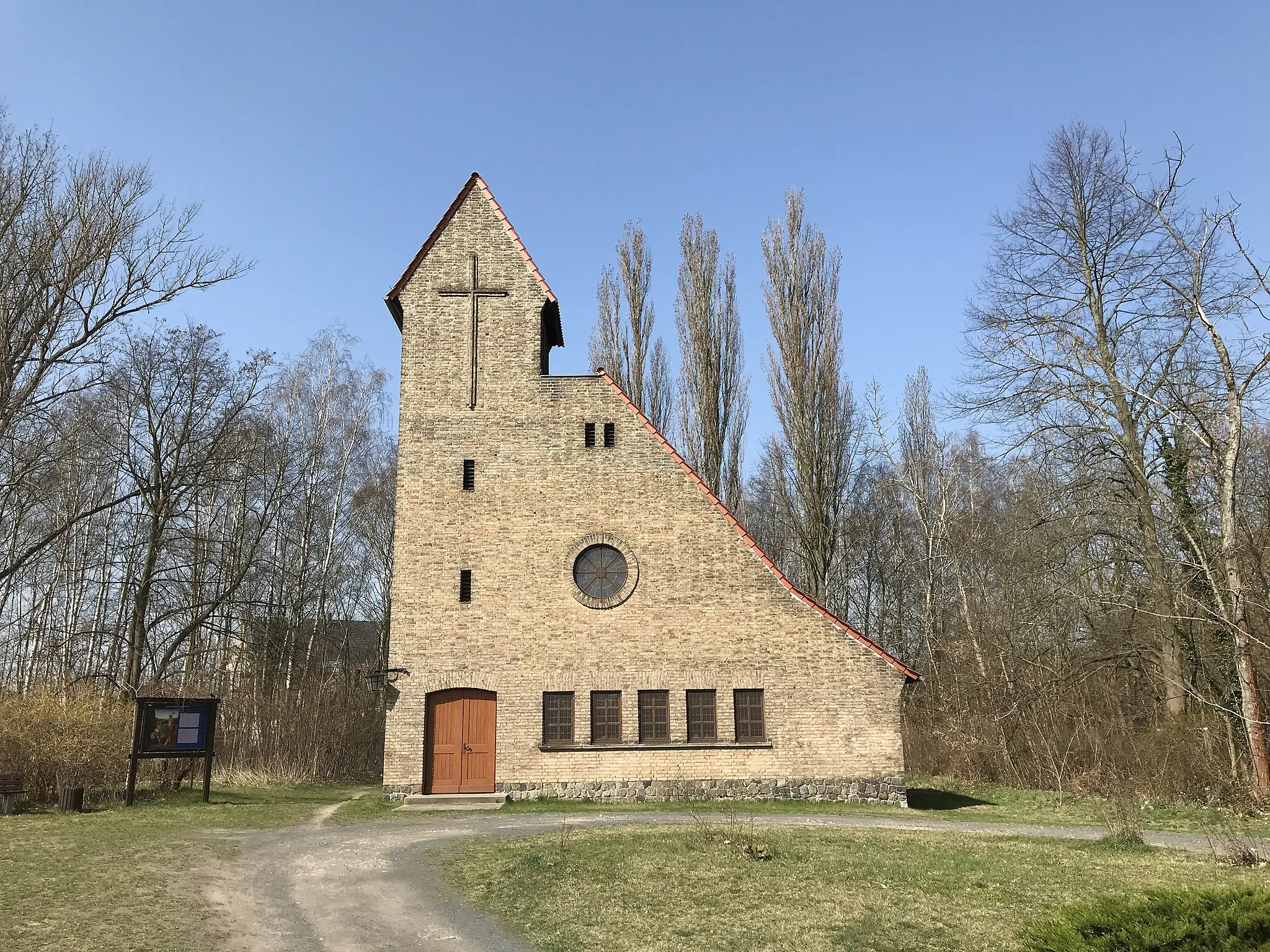 Photo showing: Die Kreuzkirche Schulzendorf entstand in den Jahren 1951 und 1952 unter der Leitung von Jakob Wassum in Schulzendorf, Landkreis Dahme-Spreewald.