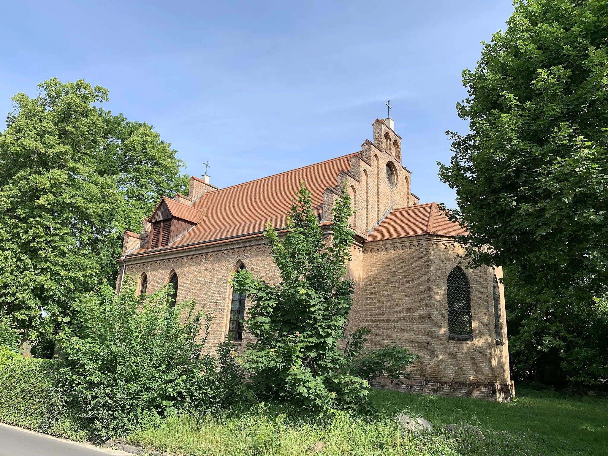 Photo showing: Die Dorfkirche Schuzendorf der gleichnamigen Gemeinde im Landkreis Dahme-Spreewald ist eine neugotische Saalkirche aus der zweiten Hälfte des 19. Jahrhunderts.