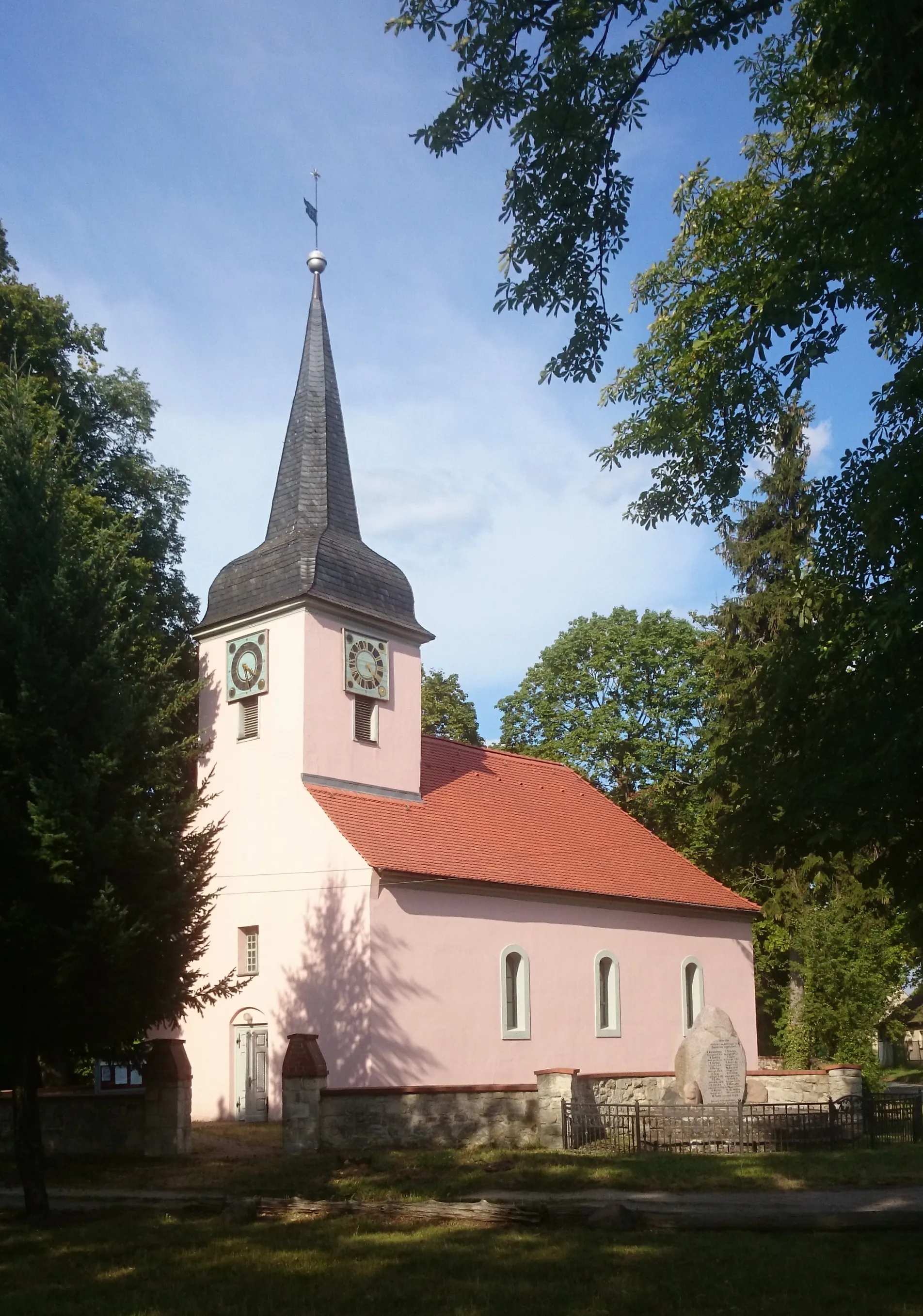 Photo showing: Evangelische Dorfkirche Vogelsdorf, 1714 erbaut und in den Jahre 1937 bis 1939 umgebaut. Der Kanzelaltar im Inneren stammt aus dem Jahre 1714.