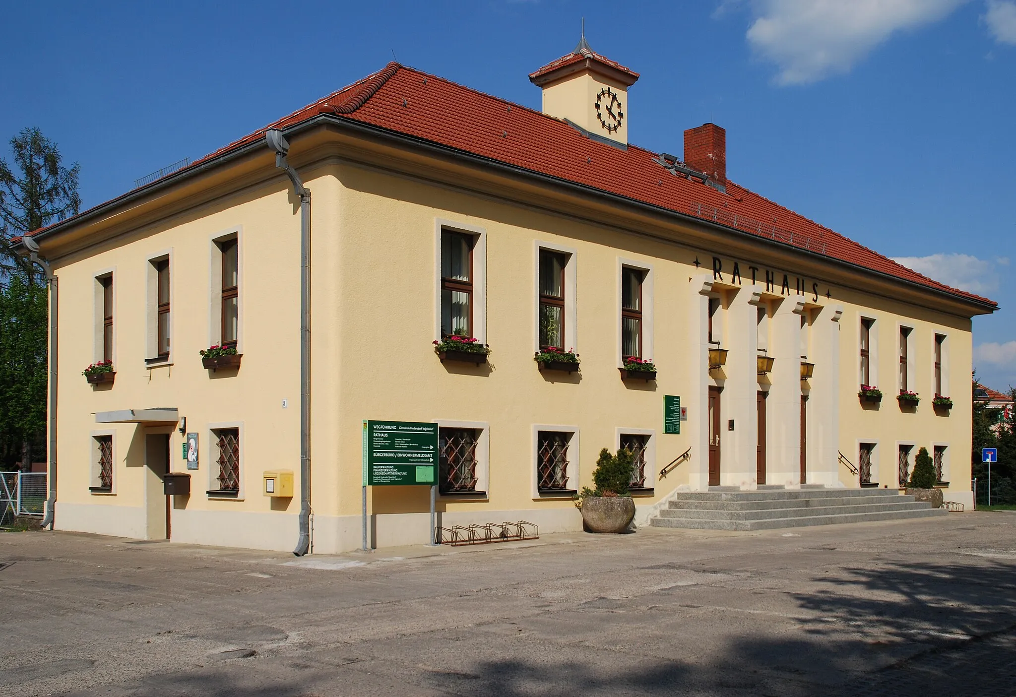 Photo showing: Baudenkmal Rathaus mit VdN-Denkmal (Letzteres nicht im Bild) auf dem Platz der Befreiung Fredersdorf