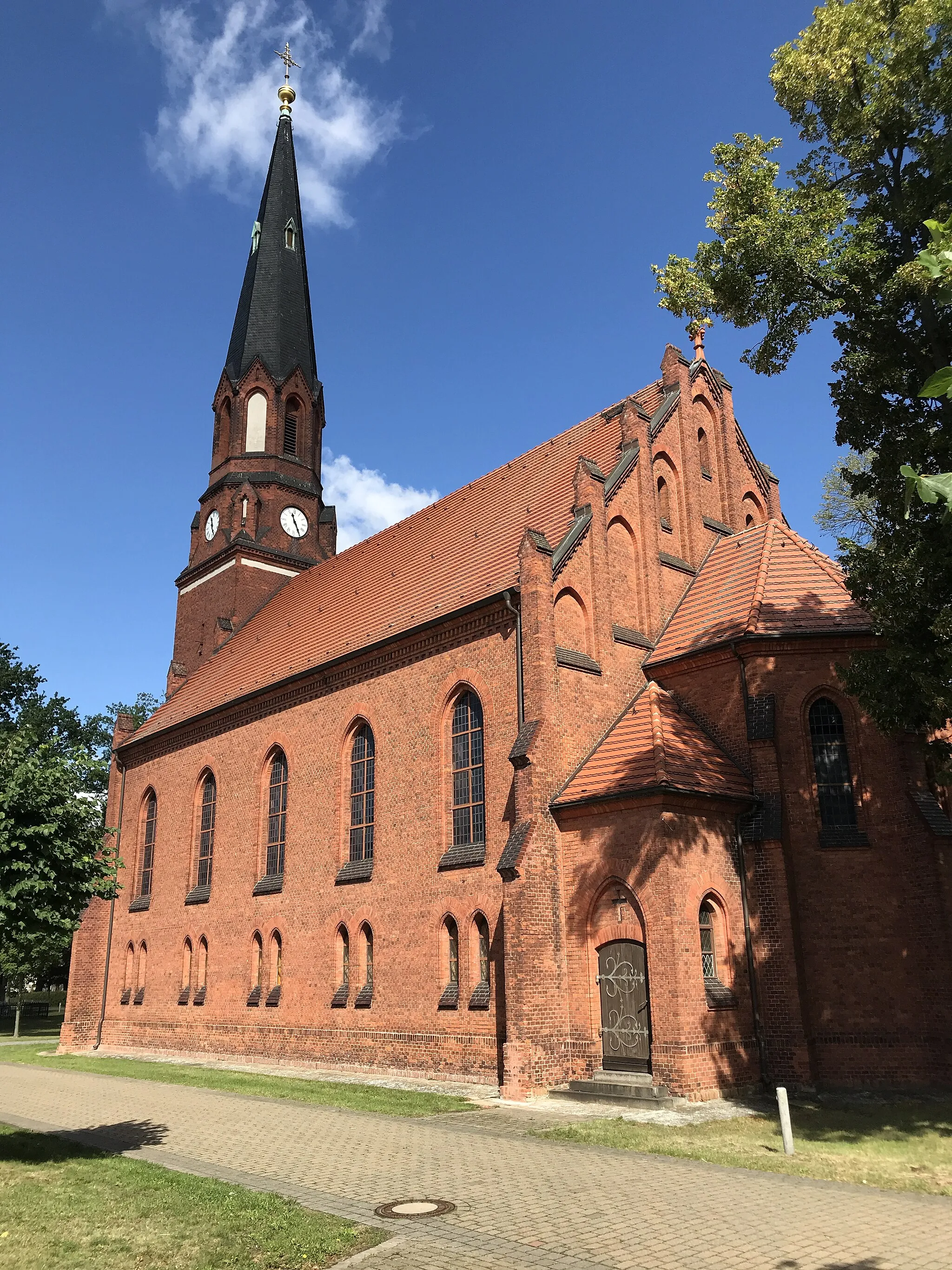 Photo showing: Die Dorfkirche Paaren im Glien ist eine neugotische Saalkirche aus dem Jahr 1886 in Paaren in Glien der Gemeinde Schönwalde-Glien. Die Kirchenausstattung stammt im Wesentlichen aus der Bauzeit.