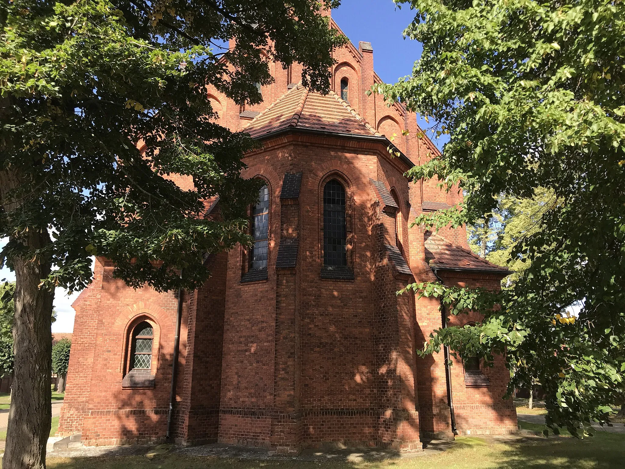 Photo showing: Die Dorfkirche Paaren im Glien ist eine neugotische Saalkirche aus dem Jahr 1886 in Paaren in Glien der Gemeinde Schönwalde-Glien. Die Kirchenausstattung stammt im Wesentlichen aus der Bauzeit.