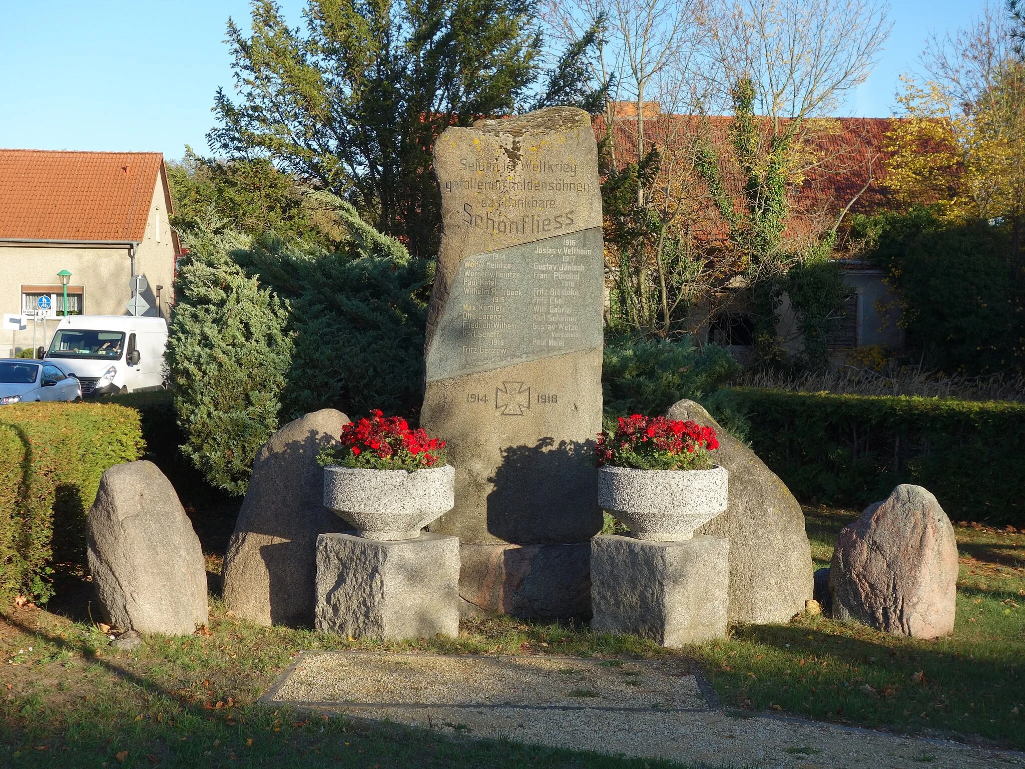 Photo showing: Western view of the World War I memorial  in Schönfließ , Mühlenbecker Land municipality , Oberhavel district, Brandenburg state, Germany