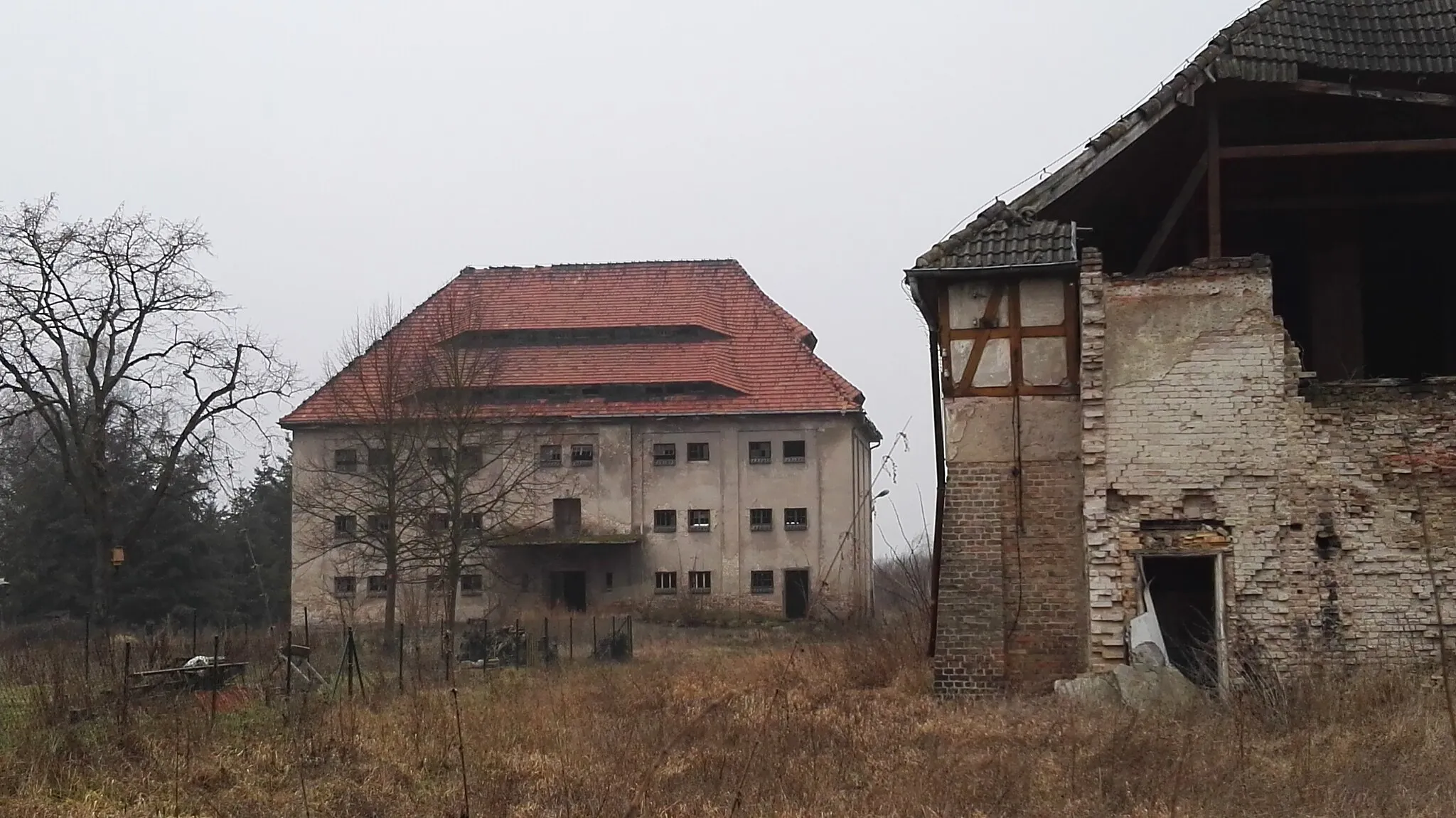 Photo showing: denkmalgeschütztes Hauptgebäude des Instituts für Futterproduktion in der Straße Gutshof 7 in Paulinenaue