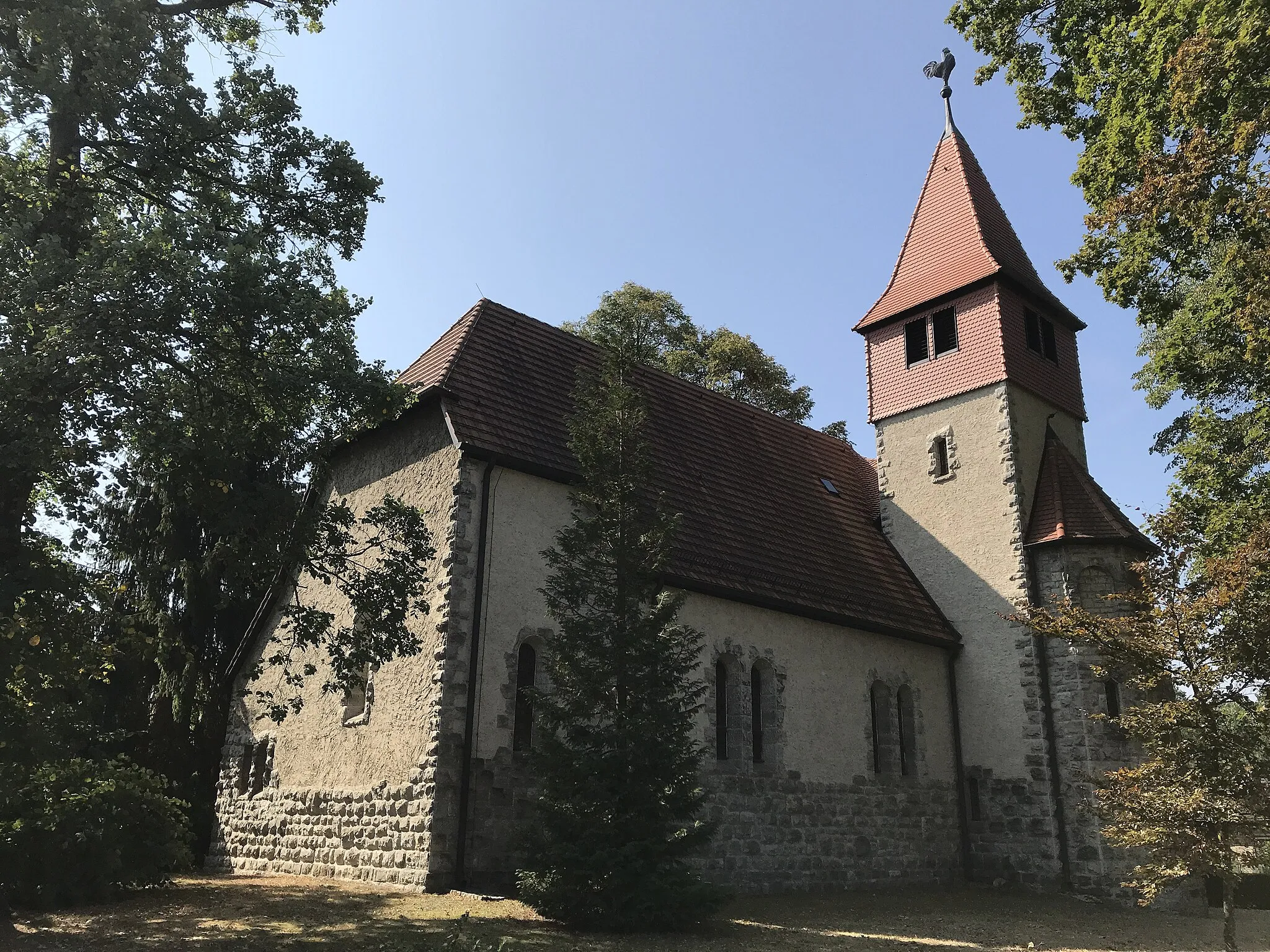 Photo showing: Die Dorfkirche in Kienbaum der Gemeinde Grünheide (Mark) in Brandenburg entstand in den Jahren 1908 und 1909. Im Innern steht unter anderem ein Kanzelaltar aus dem 18. Jahrhundert.