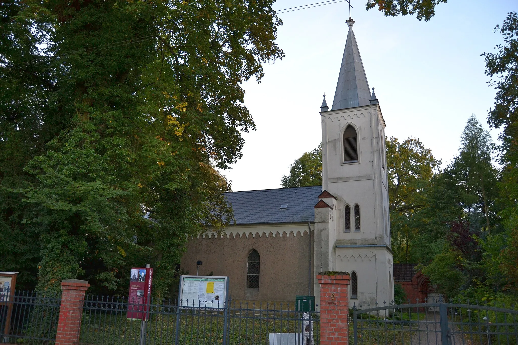 Photo showing: Dorfkirche Bollensdorf (zu Neuenhagen bei Berlin) mit Mausoleum der Familie Kelch.