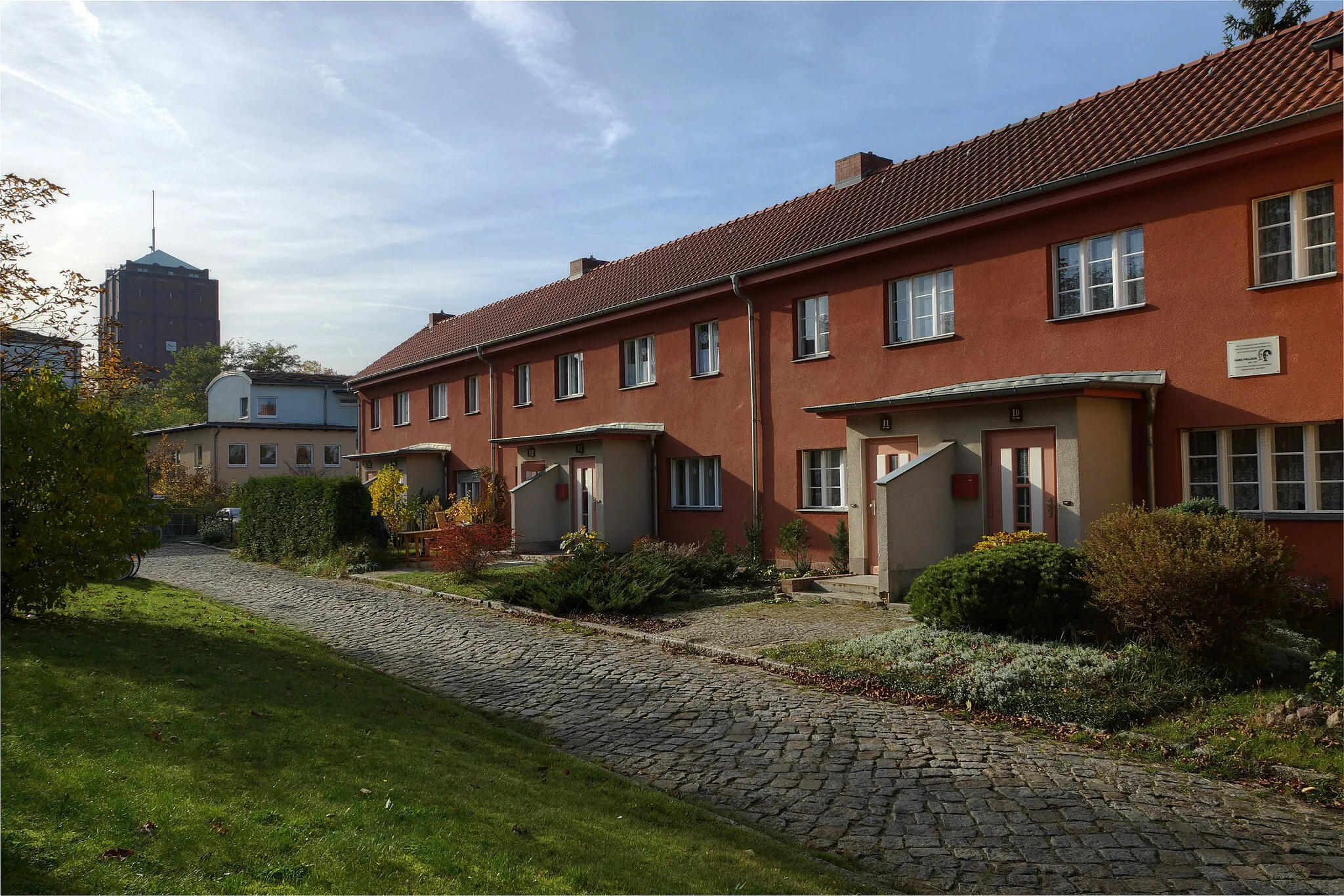 Photo showing: Reihenhaussiedlung Falladaring 1-41 mit ehemaligem Wohnhaus von Hans Fallada in Neuenhagen bei Berlin, Deutschland