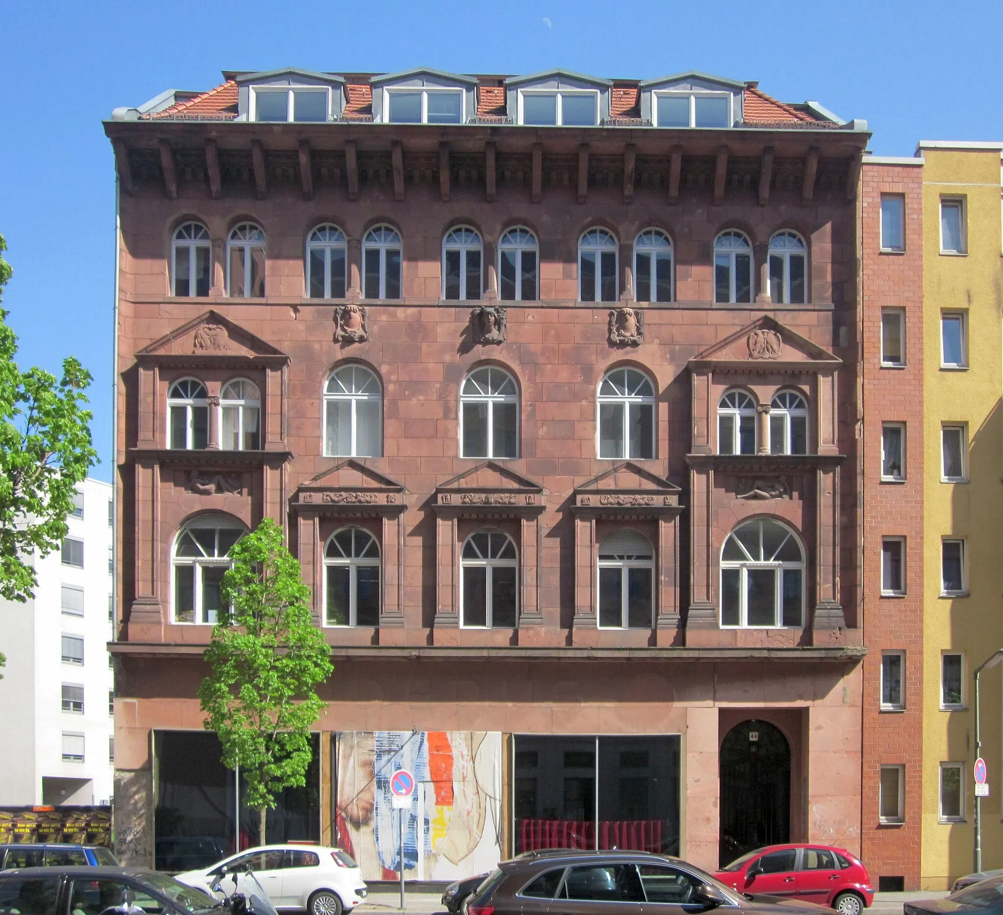 Photo showing: The Künstlerhaus (Artists' House) at Köthener Straße No. 44 in Berlin-Kreuzberg. It was constructed in 1911 to a design by Paul Zimmerreimer as bank building for Deutscher Creditverein. It is now used by a number of cultural institutions. The building has been designated as a cultural heritage monument.