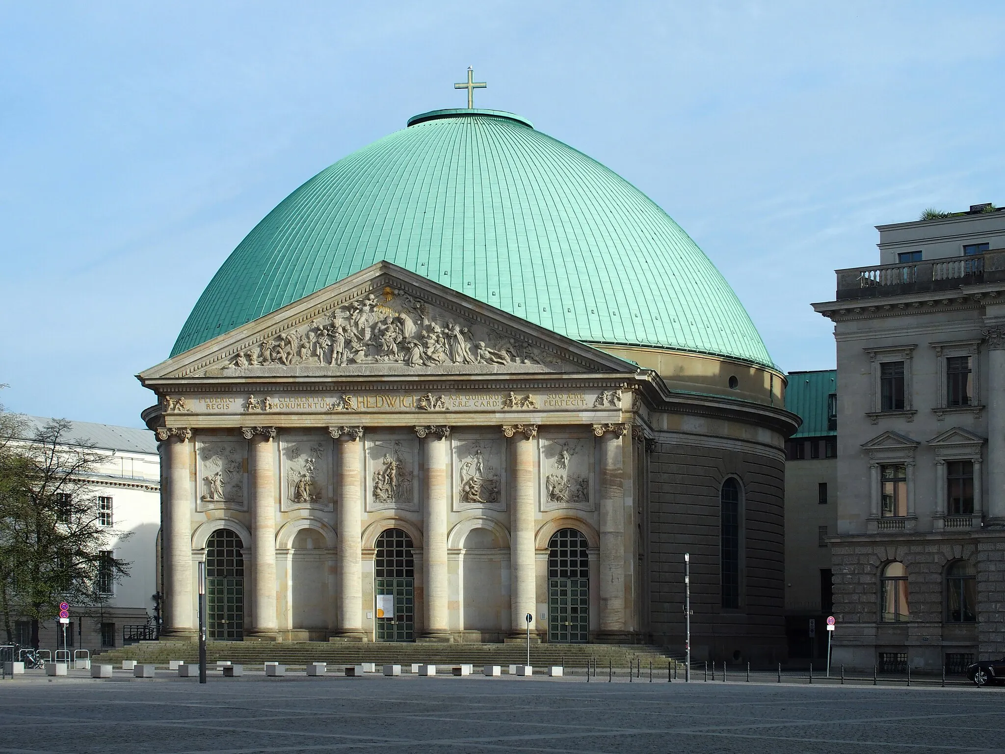 Photo showing: St.-Hedwigs-Kathedrale, Bebelplatz, Berlin