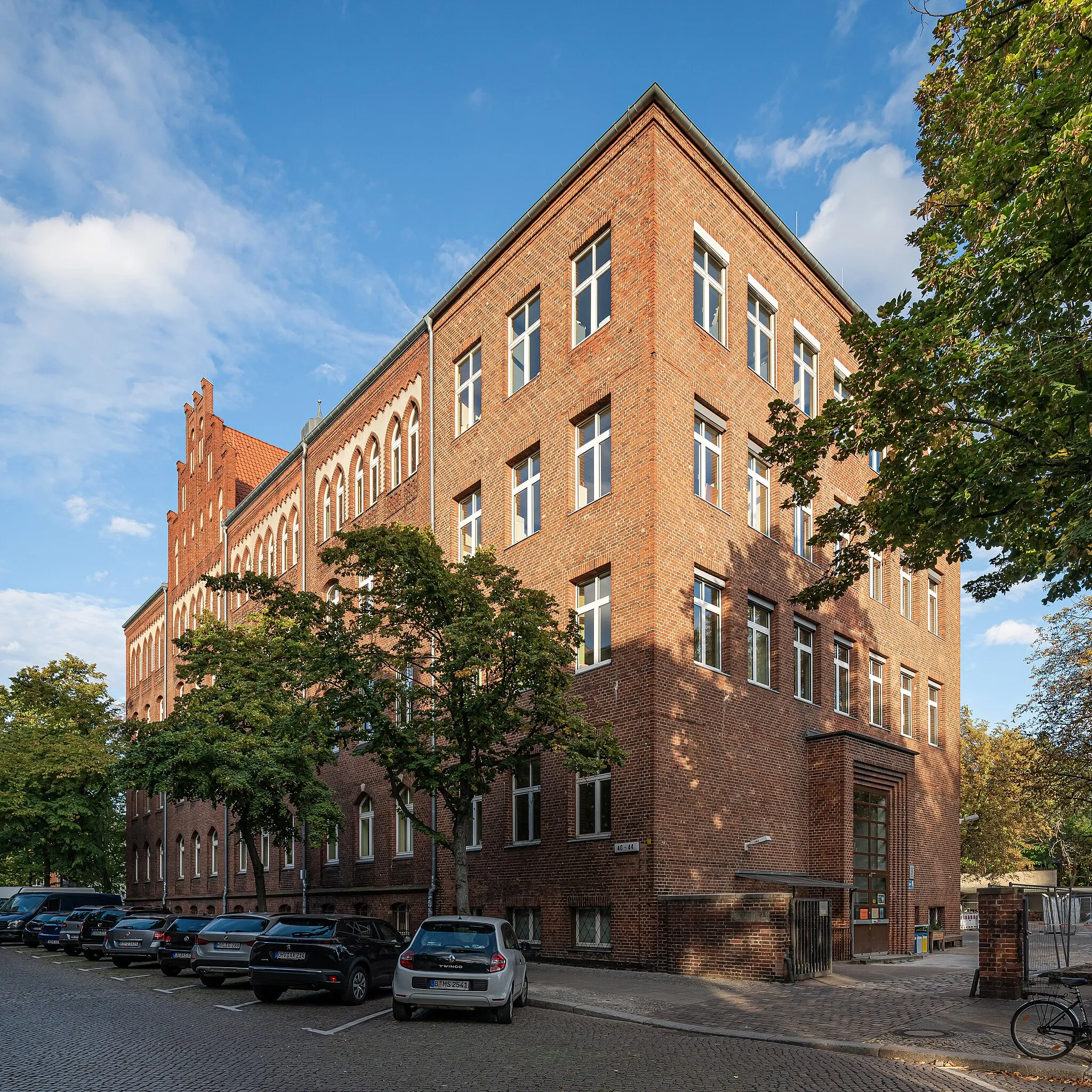 Photo showing: School building at Spandau in Berlin, Germany