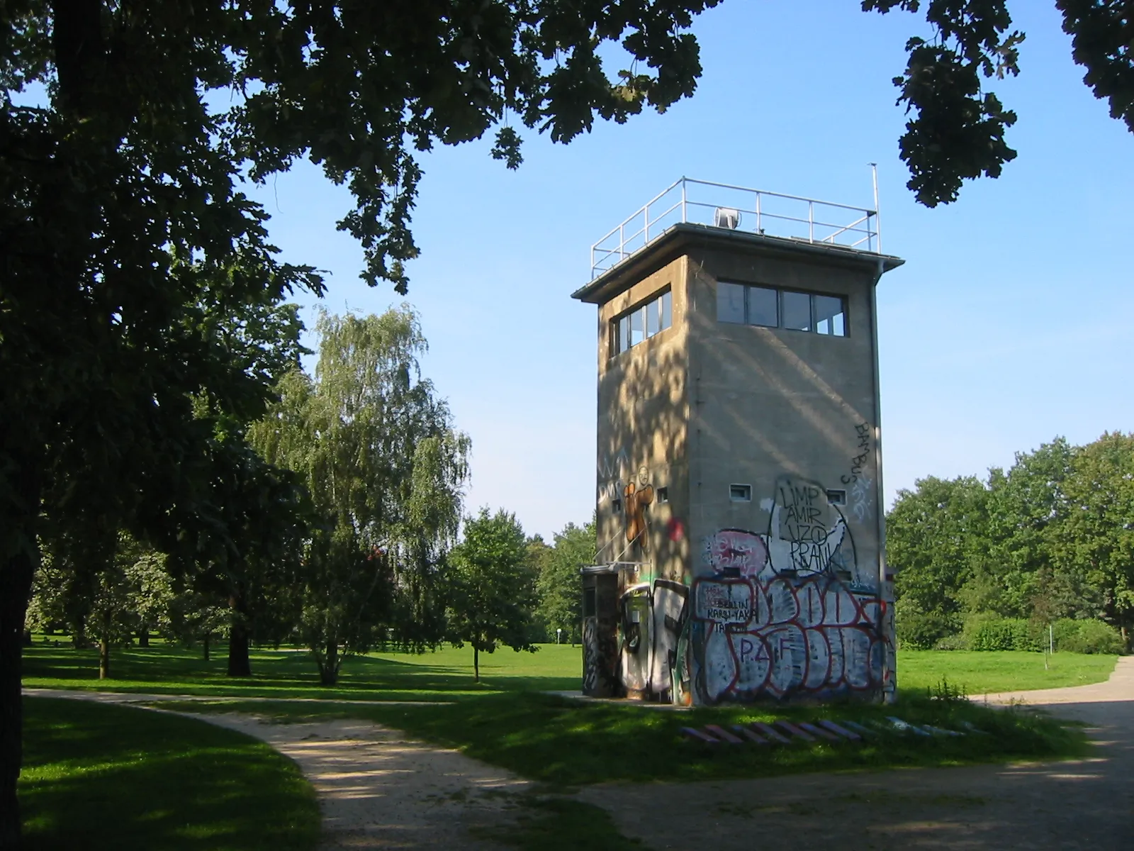 Photo showing: Park "Schlesischer Busch" in Berlin-Alt-Treptow an der Puschkinallee mit einem der drei noch erhaltenen Wachtürmen der Berliner Mauer