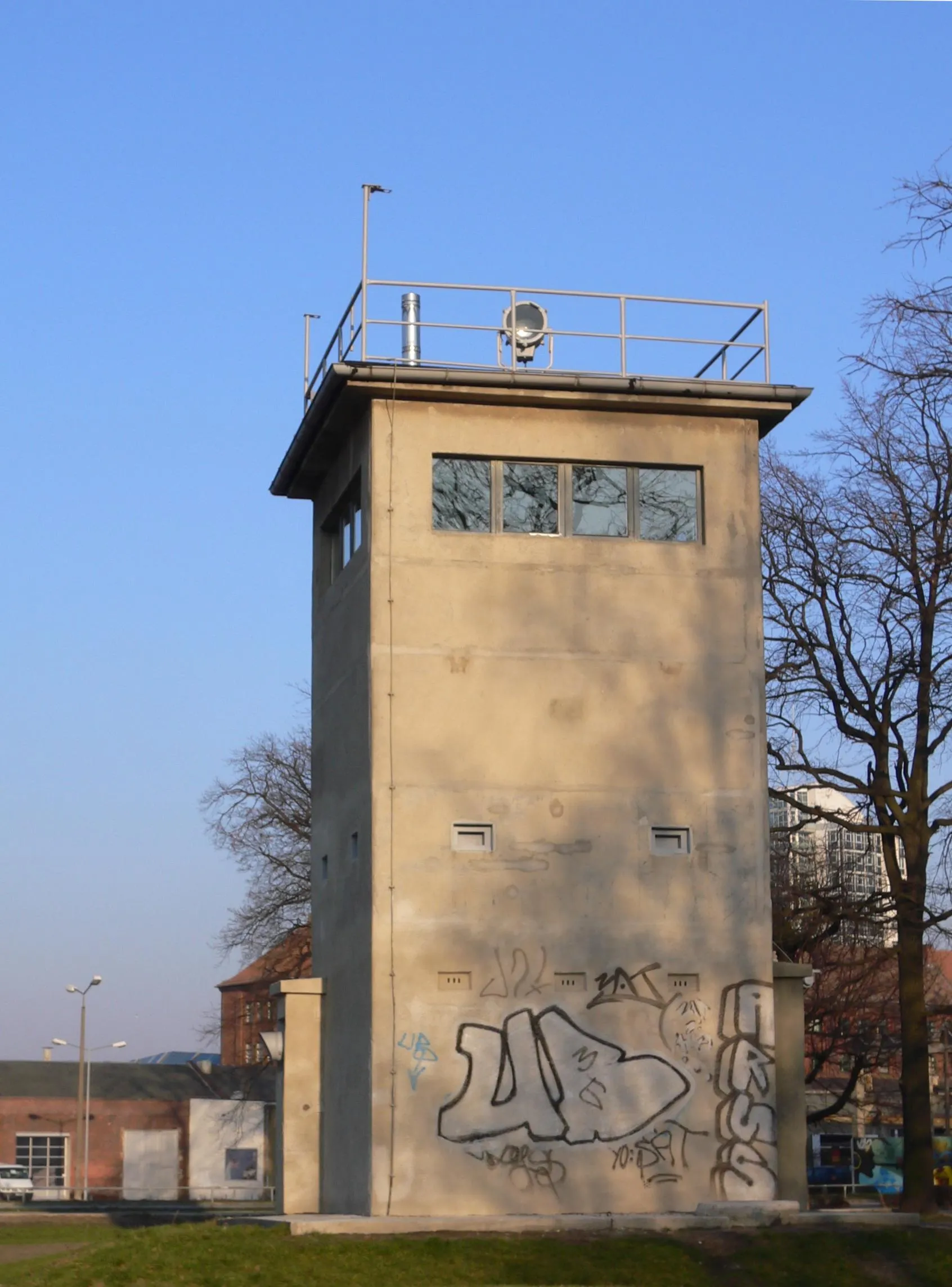 Photo showing: Berlin – watchtower Schlesischer Busch, part of the former berlin wall; Alt-Treptow, (image edited: downsized, rotated)