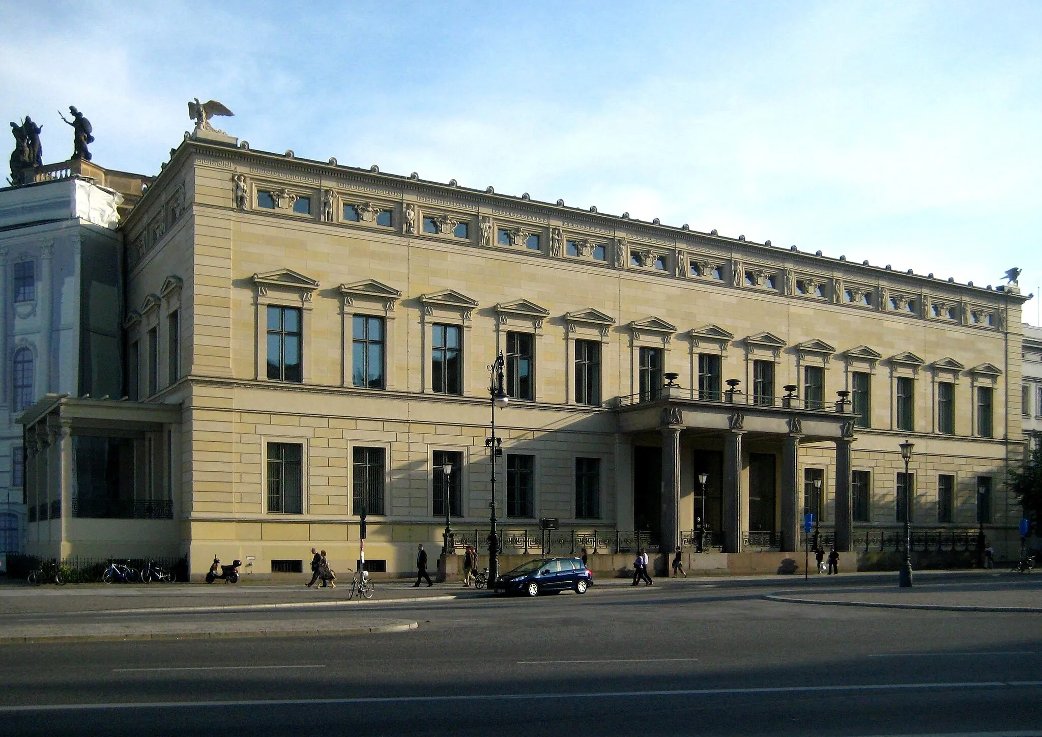 Photo showing: The Alte Palais (Old City Palace), Unter den Linden, in Berlin-Mitte, also known als Emporer William's Palace. It was built between 1834 and 1837 to a design by Karl Ferdinand Langhans. The building is landmarked.