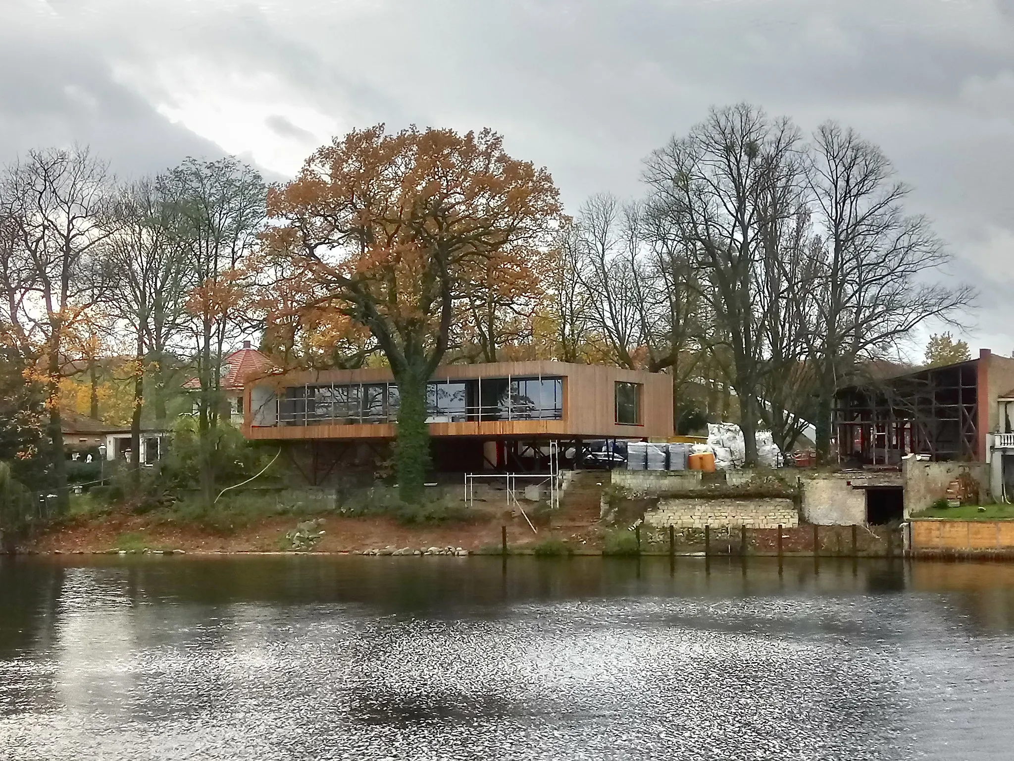 Photo showing: Gelände des ehemaligen Parkrestaurants in Nedlitz von Nordosten gesehen, von der alten Schifffahrtsverbindung zum Lehnitzsee und zur Nordbrücke.