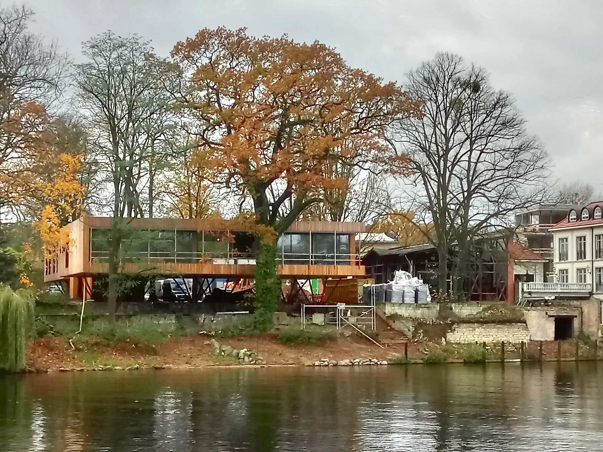 Photo showing: Gelände des ehemaligen Parkrestaurants in Nedlitz von Nordosten gesehen, von der alten Schifffahrtsverbindung zum Lehnitzsee und zur Nordbrücke.