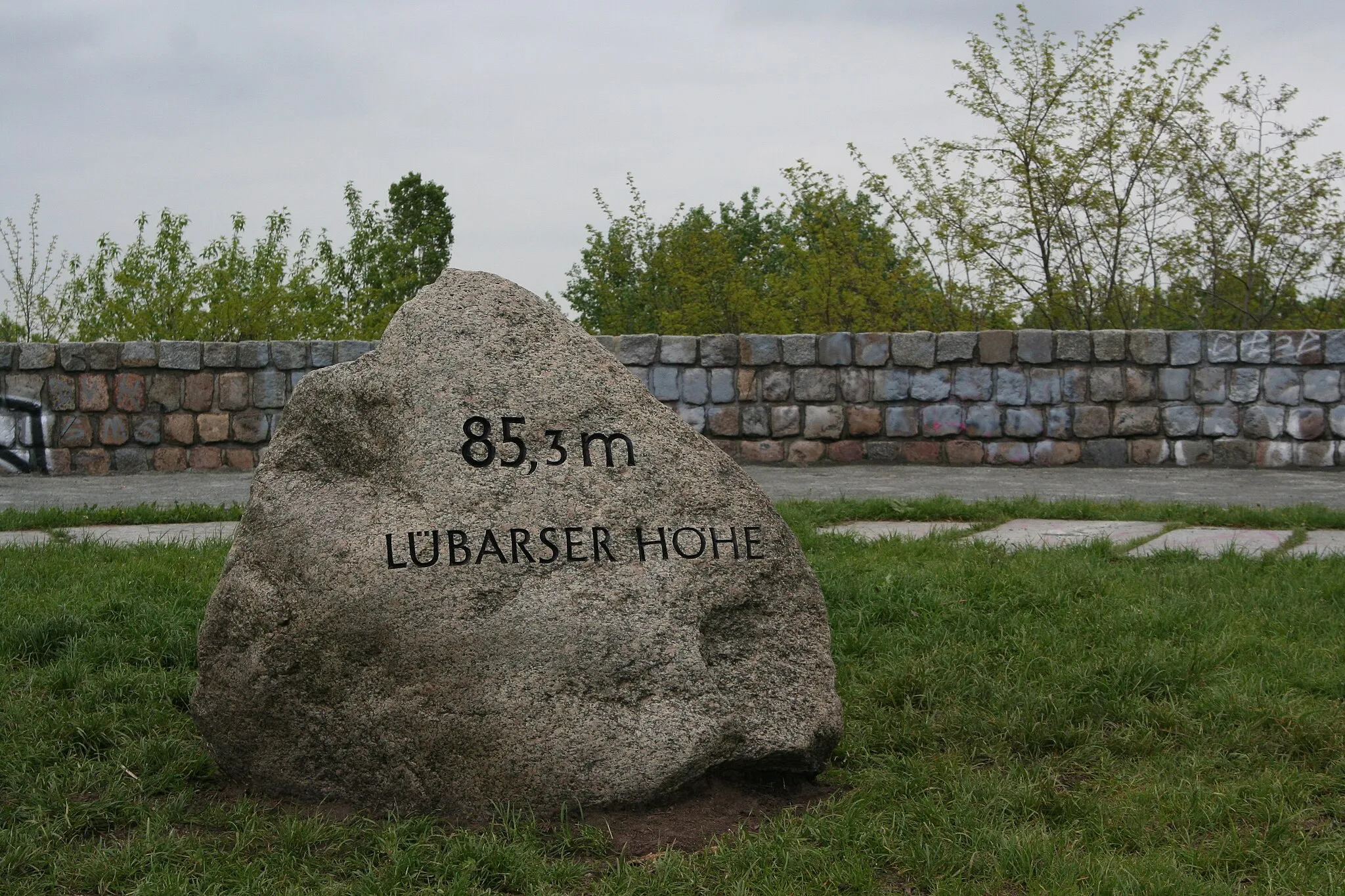 Photo showing: Naming of the former waste dump in berlin-Lübars: Stone with the new name on the viewing plateau
