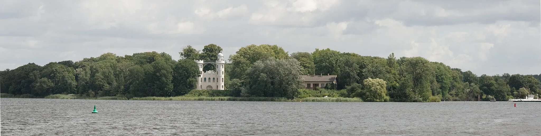 Photo showing: Pfaueninsel in Berlin mit Schloss von der Havel aus gesehen.