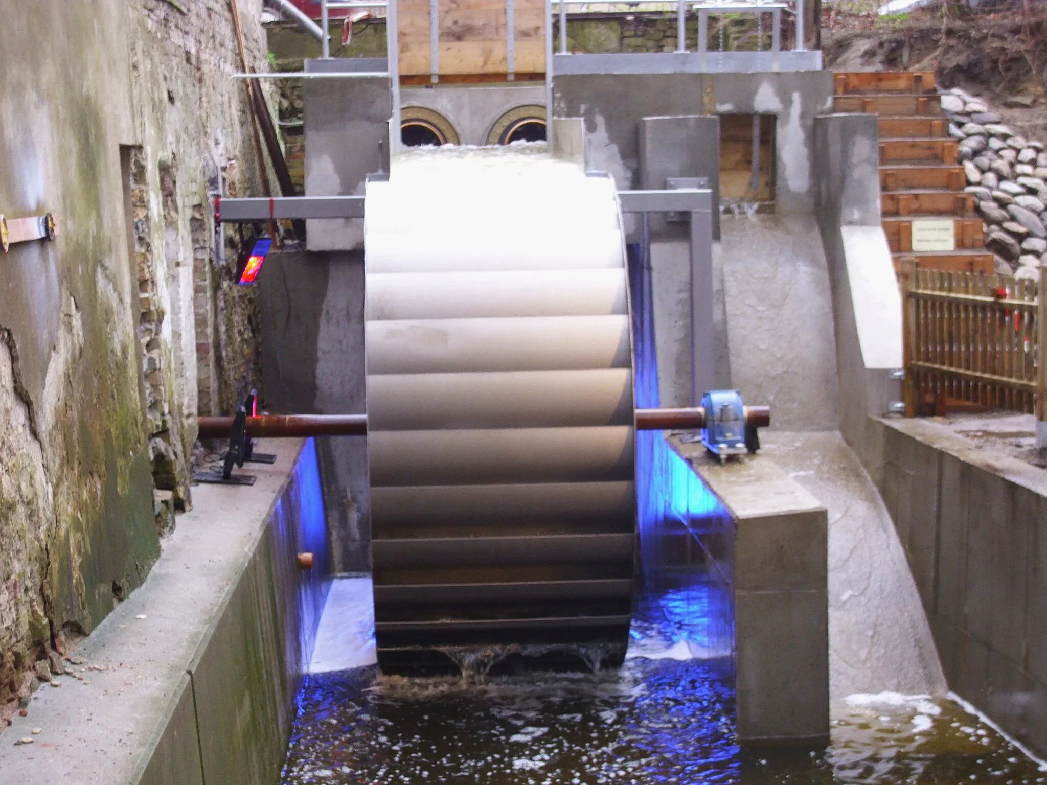 Photo showing: New mill wheel of the historical water mill "Mönchmühle" on 7.04.2012