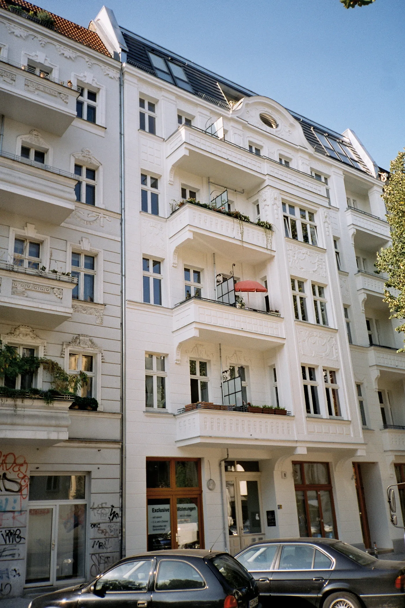 Photo showing: Description: Renovated Jugendstil buildings at Simon-Dach-Straße in Berlin-Friedrichshain.

Source: self-made. I release it into the public domain.