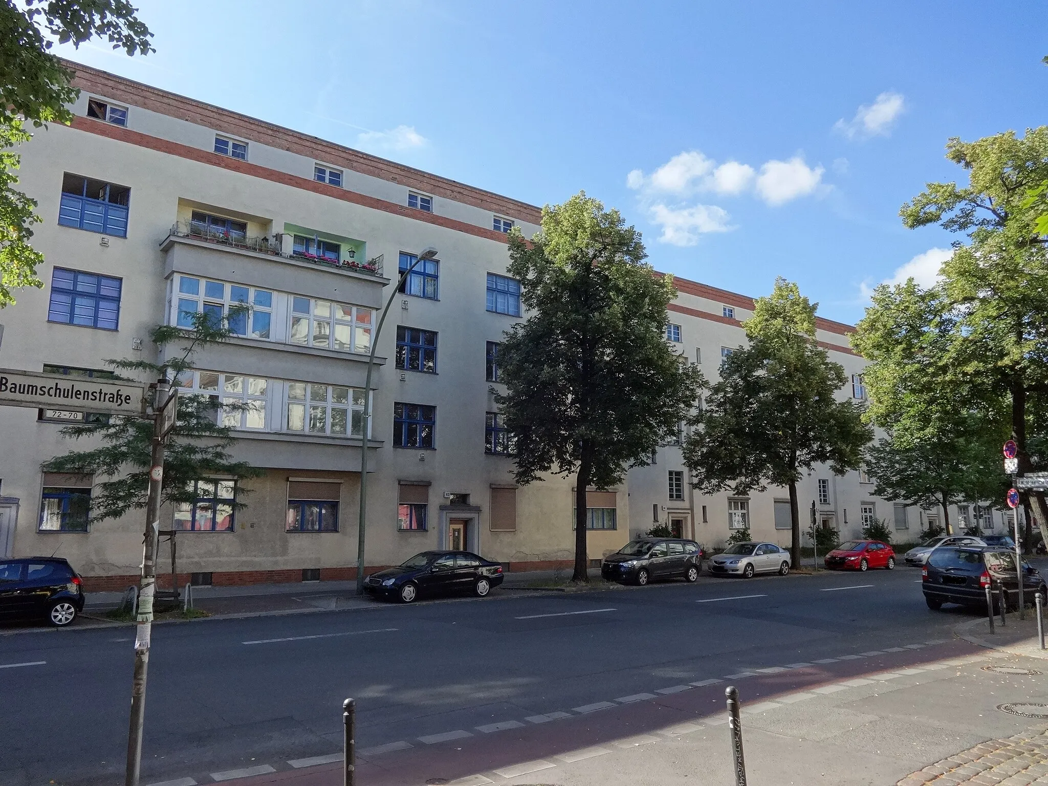 Photo showing: Siedlungsanlage in der Baumschulenstraße, die von 1927 bis 1934 nach Plänen von Walter Kaas für den Ojoreila-Wohnungsverein entstand
Baumschulenstraße in Berlin-Baumschulenweg, ein Ortsteil von Treptow-Köpenick