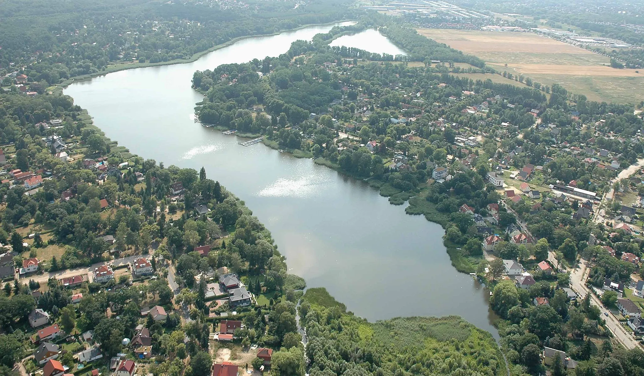 Photo showing: Aerial image of the lake Falkenhagener See in Falkensee, view towards southeast.