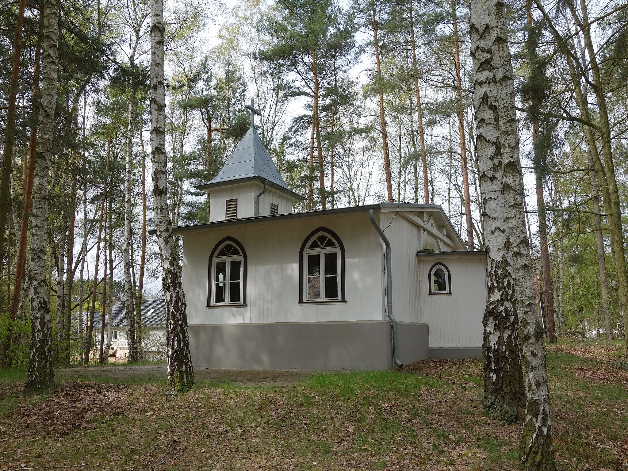 Photo showing: North-eastern view of Holy-Cross-chapel in Falkenhain, Falkensee municipality, Havelland district, Brandenburg state, Germany