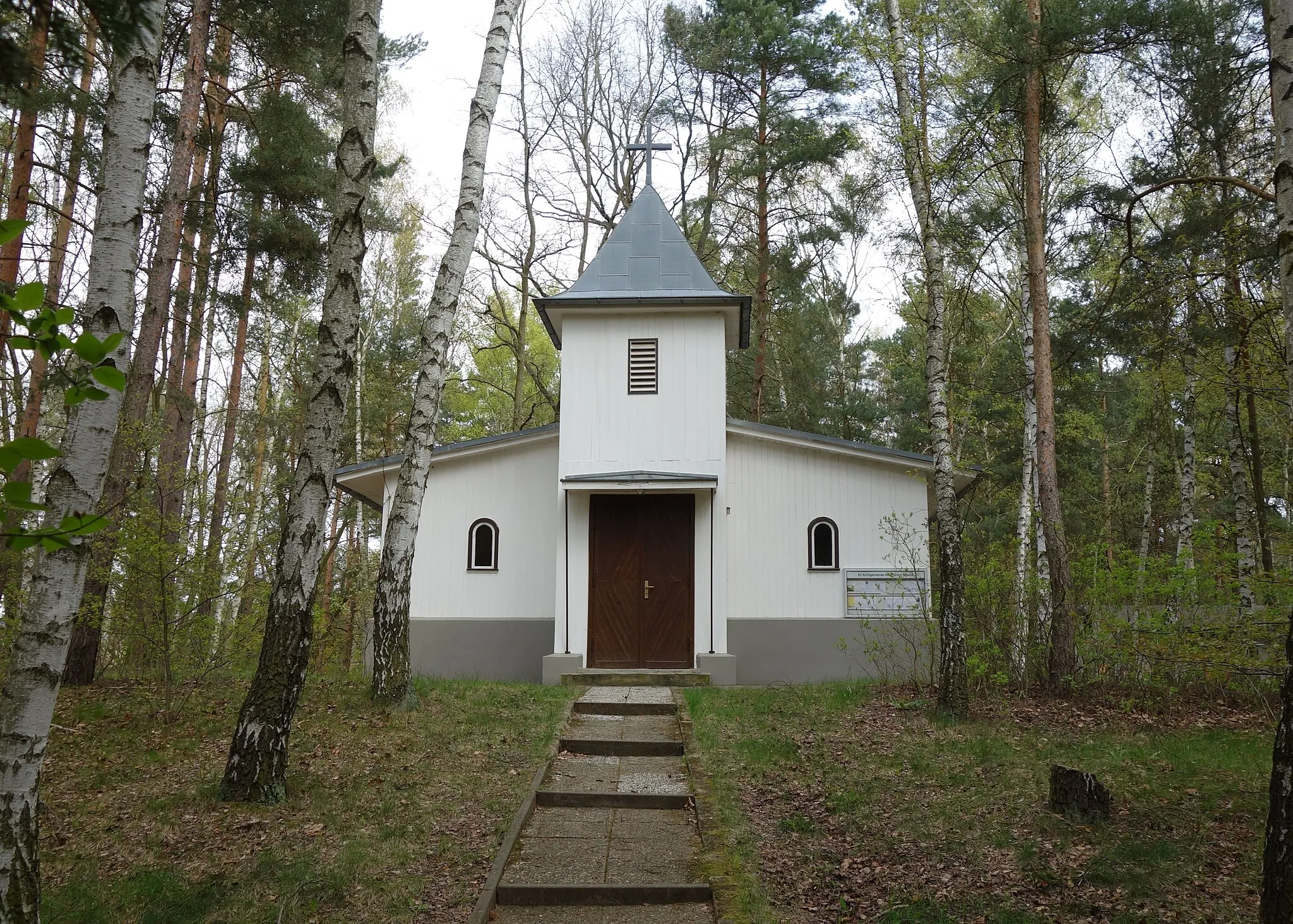 Photo showing: Southern view of Holy-Cross-chapel in Falkenhain, Falkensee municipality, Havelland district, Brandenburg state, Germany