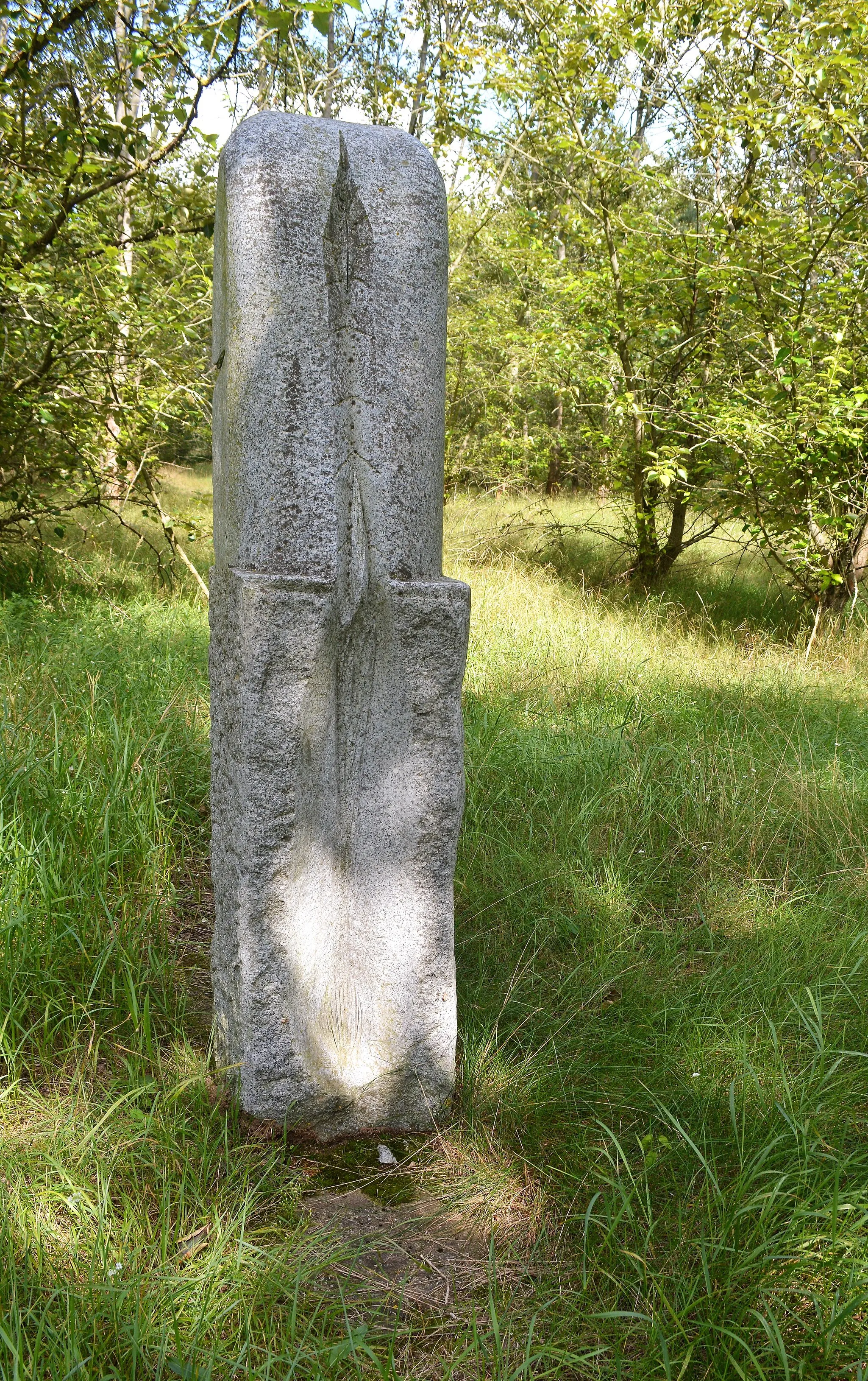 Photo showing: Skulptur "Grenzphall" von Heuschober am Kulturpfad "Steine ohne Grenzen" in Hobrechtsfelde