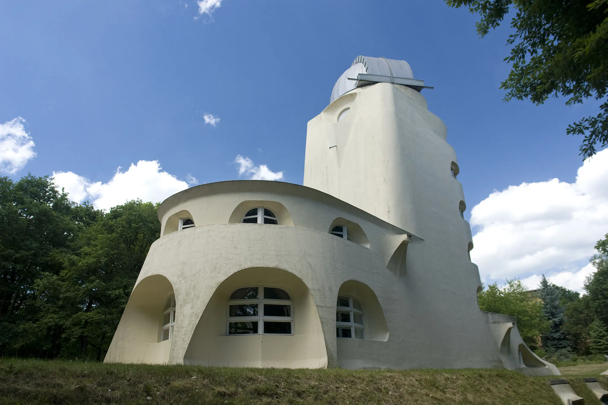 Photo showing: this is the rear view of the Einsteinturm (Einstein tower) on the Telegraphenberg in Potsdam. it houses an observatory and was built to validate Albert Einstein's relativity theory

read more about it here (English Wikipedia) or here (German Wikipedia)