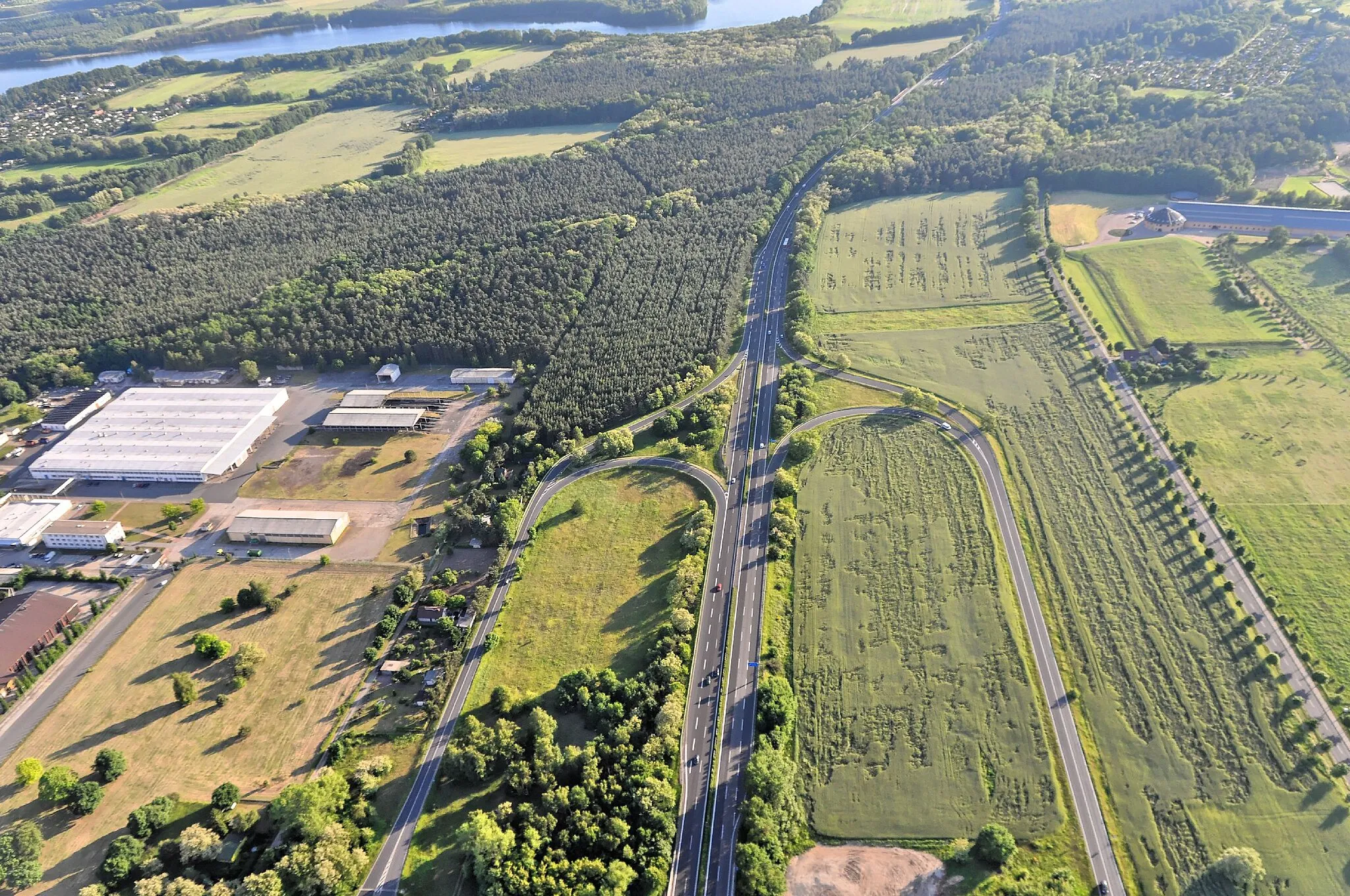 Photo showing: Überführungsflug vom Flugplatz Nordholz-Spieka über Lüneburg, Potsdam zum Flugplatz Schwarzheide-Schipkau. Bundesautobahn 10, Abfahrt Phöben (befindet sich selbst in der Gemarkung von Kemnitz). Rechts Anlage des Poloclubs, bereits in Phöben; links im Hintergrund Ausläufer des Großen Plessower Sees.