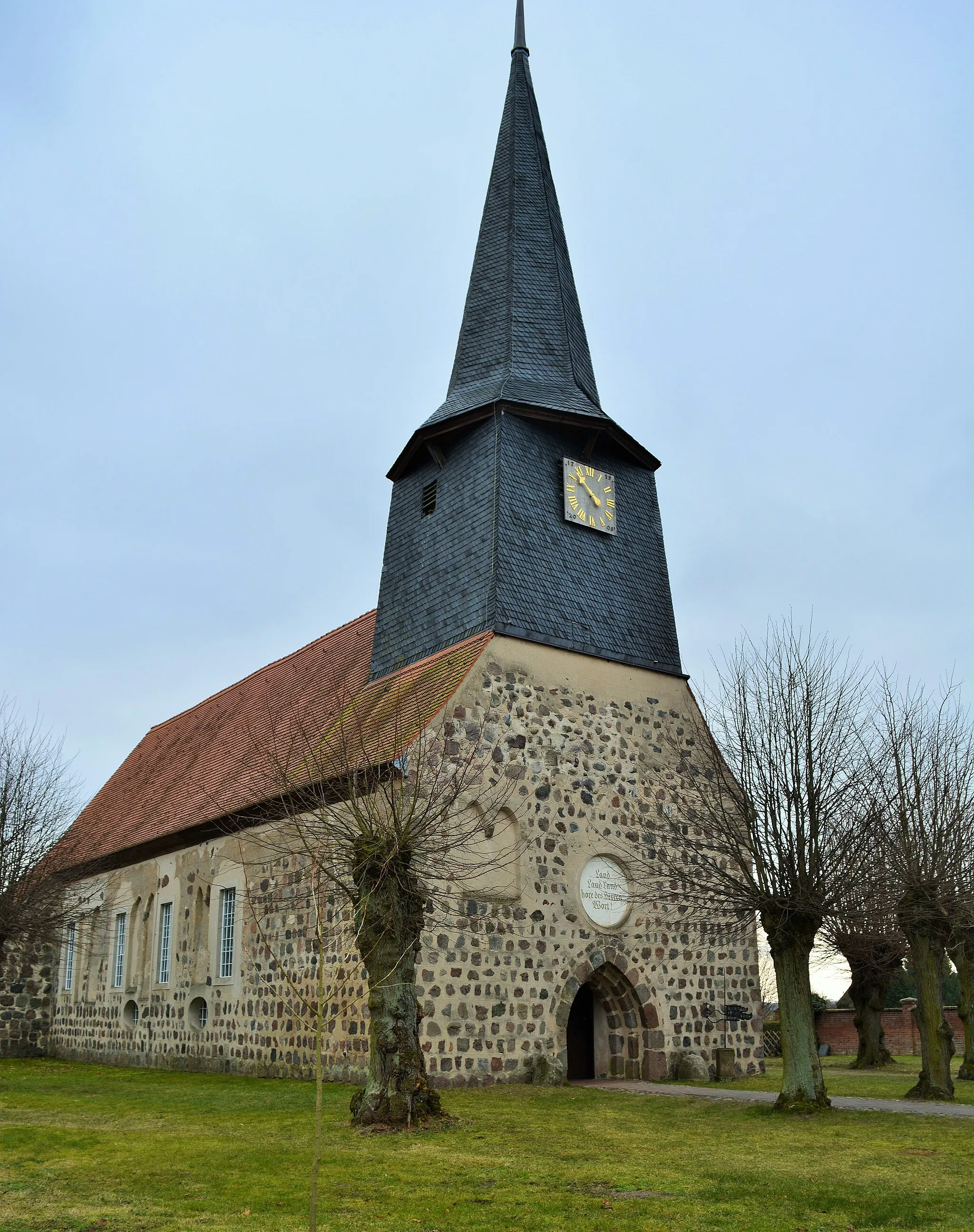 Photo showing: Denkmalgeschützte Feldsteinkirche, Ursprung 14. Jahrhundert, in Teschendorf (Löwenberger Land)