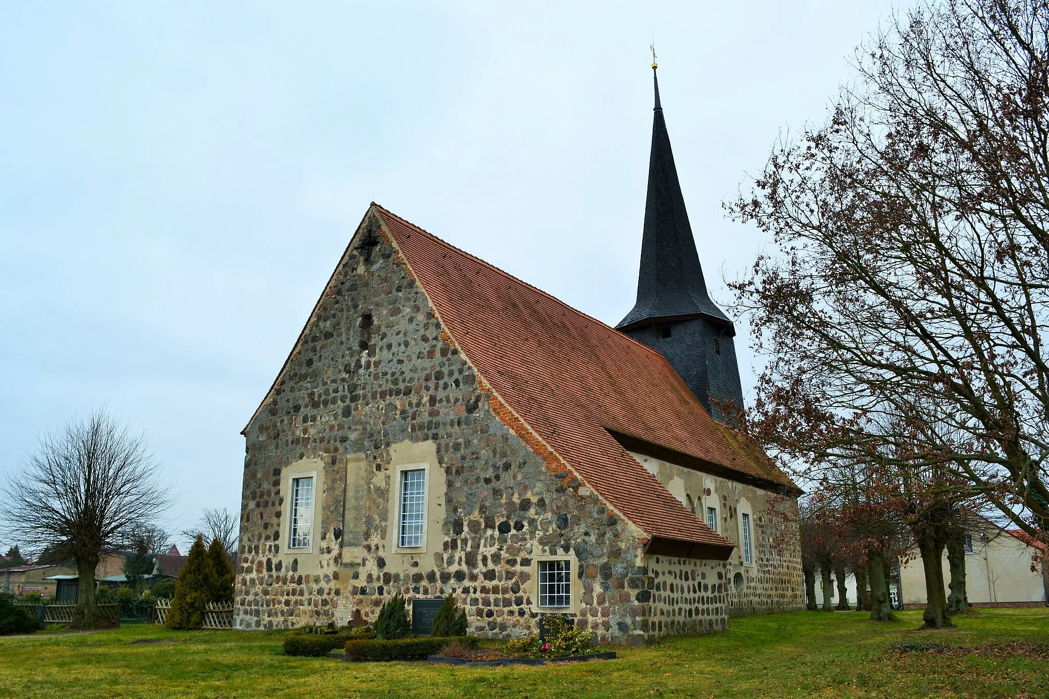 Photo showing: Denkmalgeschützte Feldsteinkirche, Ursprung 14. Jahrhundert, in Teschendorf (Löwenberger Land)