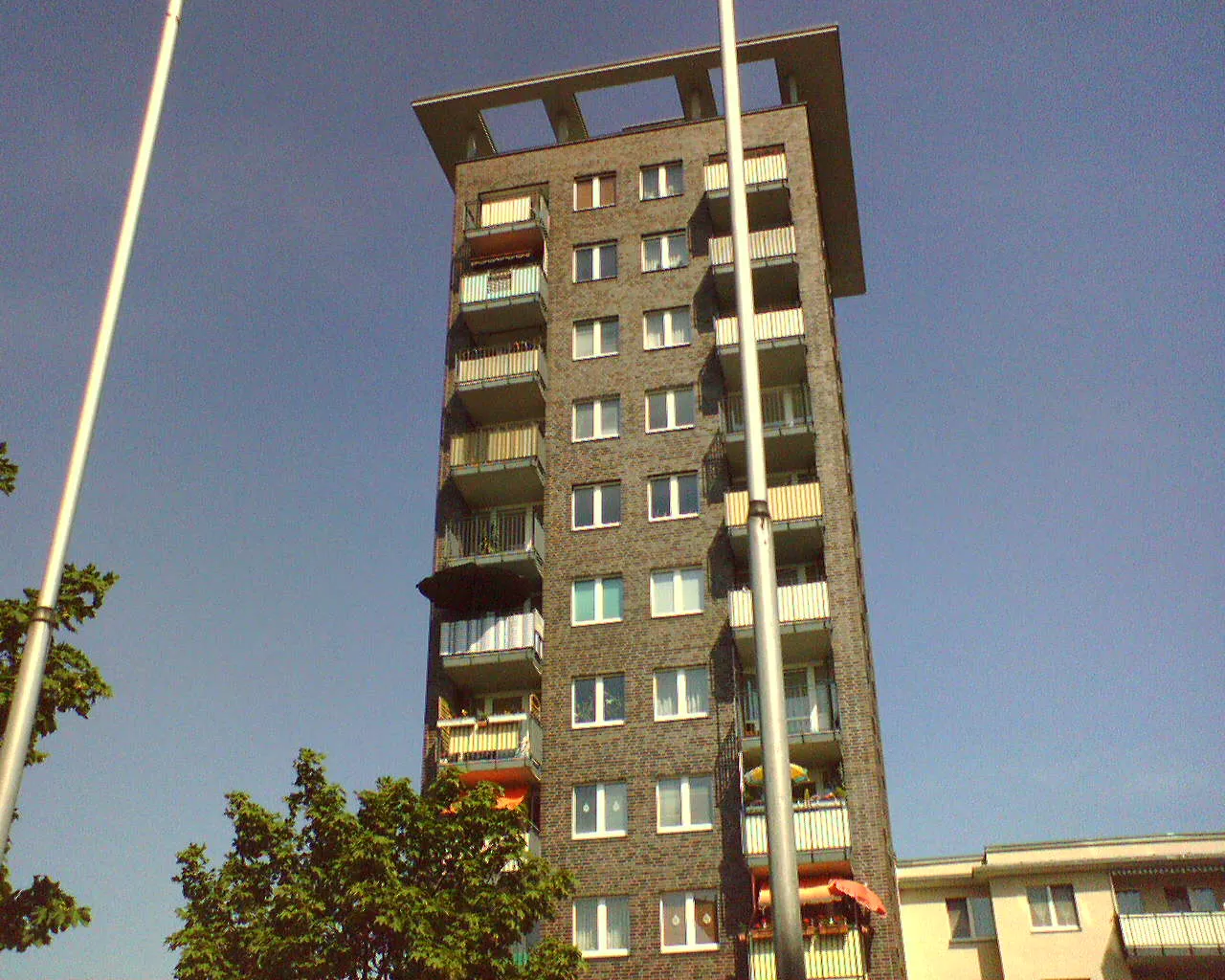 Photo showing: Altglienicke, Kölner Viertel, Hochhaus Ehrenfelder Platz