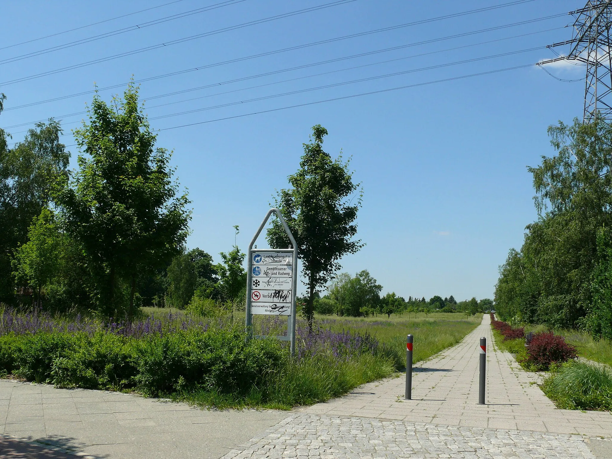 Photo showing: Berlin-Altglienicke Schönefelder Chaussee Landschaftspark