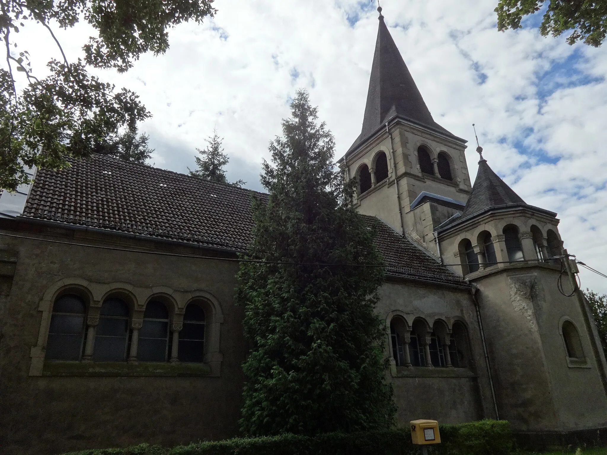 Photo showing: Die Dorfkirche Kerzendorf ist eine neuromanische Saalkirche, die in den Jahren 1896 bis 1898 auf Initiative von Paul von Schwabach nach Plänen des Architekten Karl Hoffacker entstand. Die Kirchenausstattung ging nach dem Zweiten Weltkrieg weitgehend verloren.