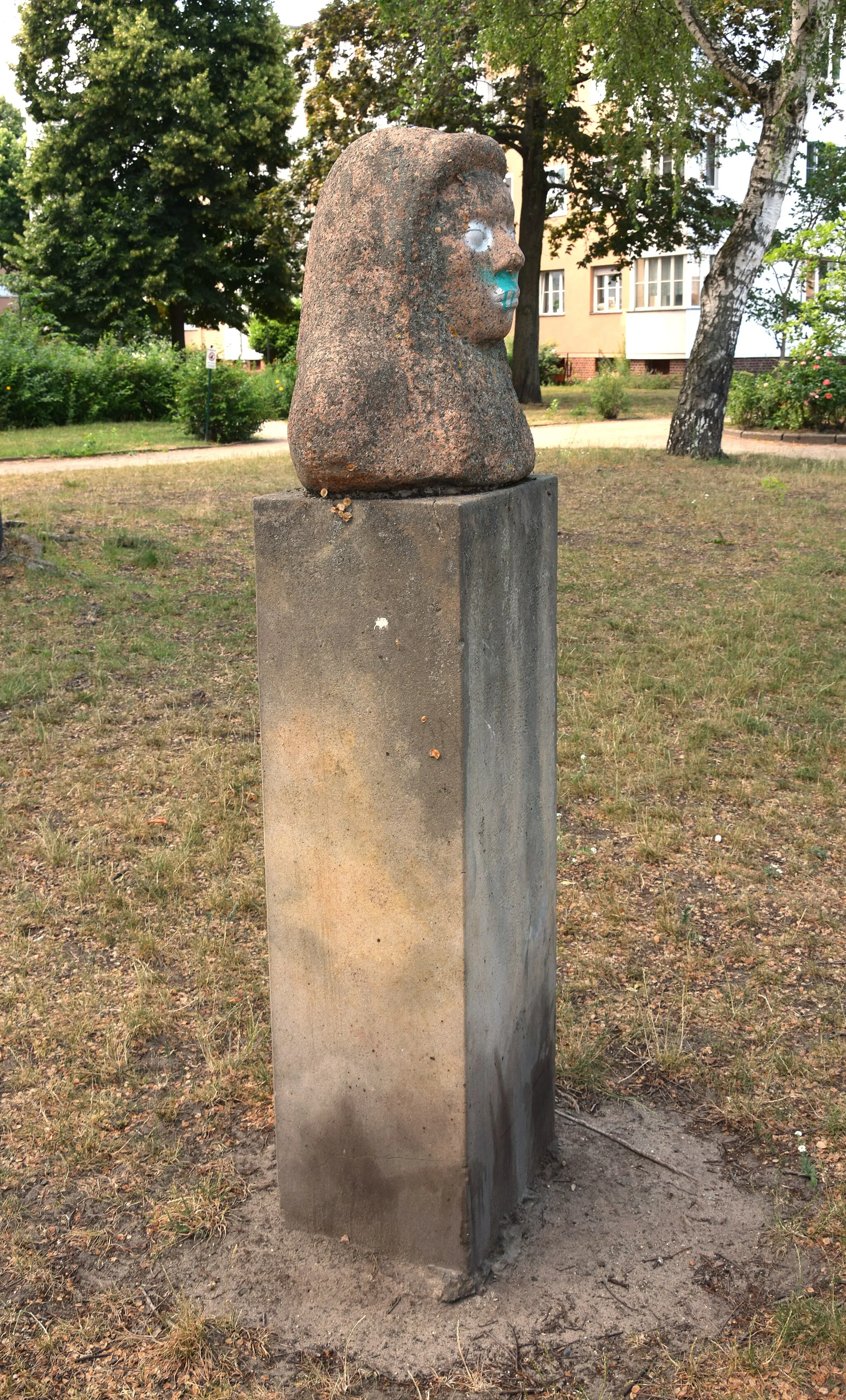 Photo showing: Sculpture "Fisherwoman" by Alfons Łosowski in Berlin, Germany (Hainstraße 37).