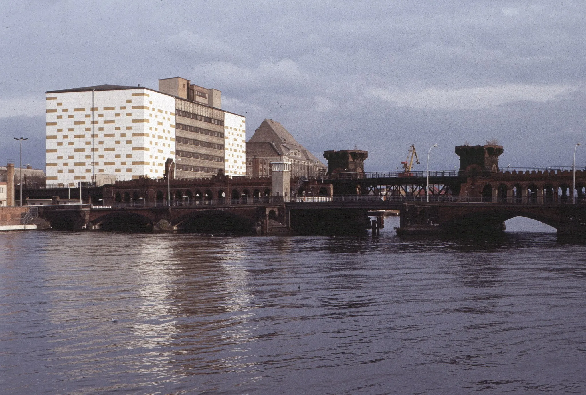 Photo showing: Oberbaumbrücke mit Grenzanlagen