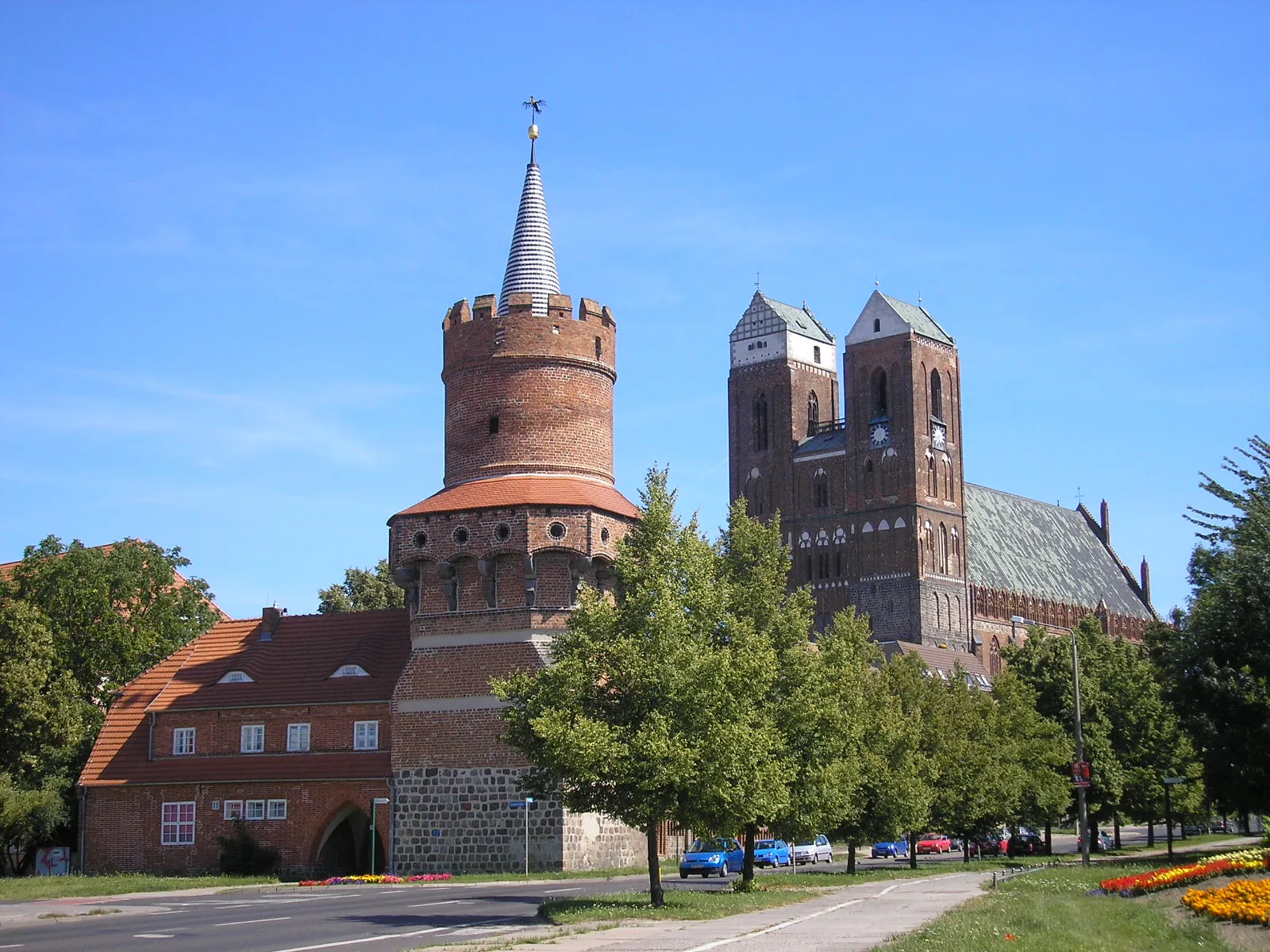 Photo showing: Mitteltor und Marienkirche bilden die bekannteste Stadtansicht in Prenzlau (Brandenburg).