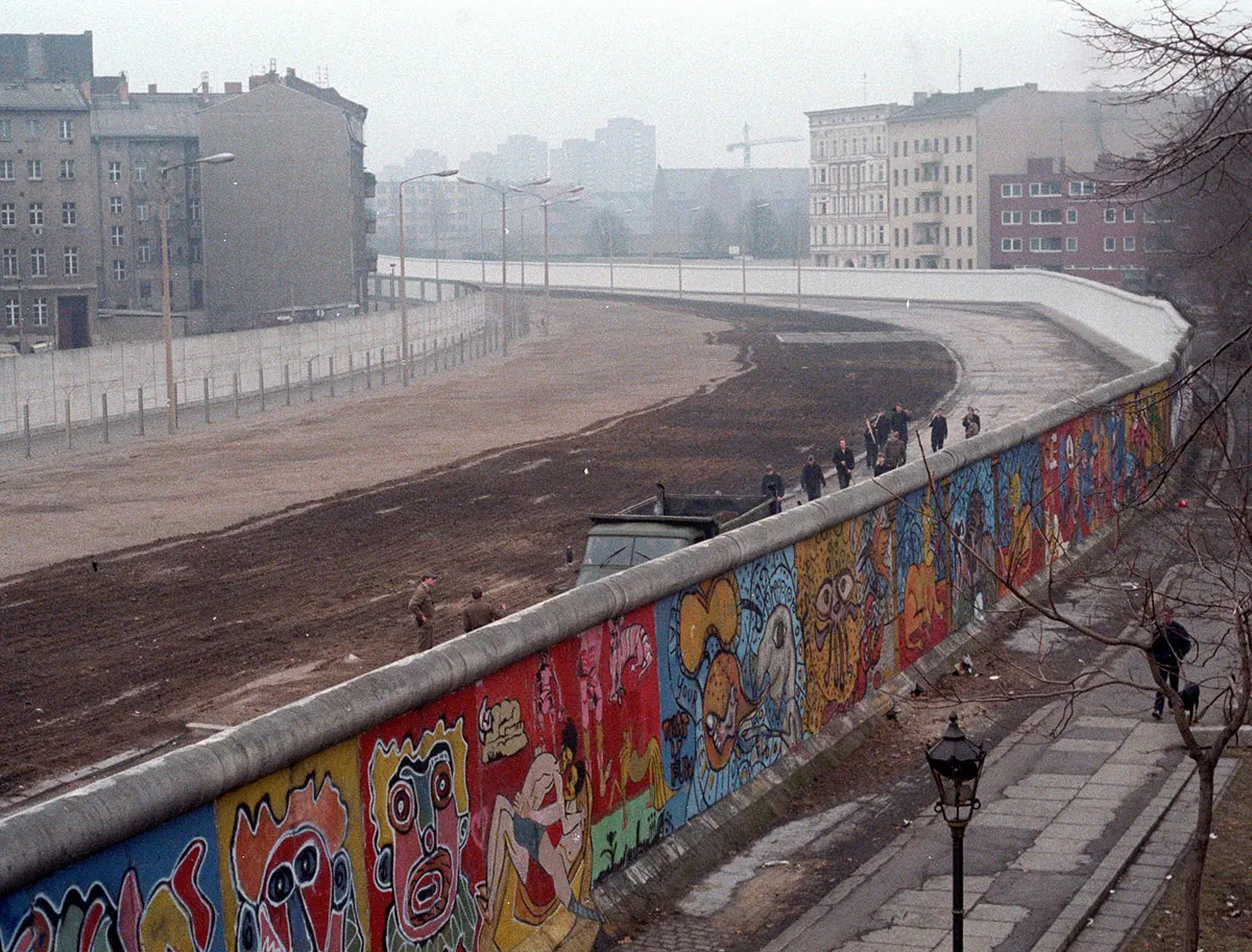 Photo showing: This image of the Berlin Wall was taken in 1986 by Thierry Noir at Bethaniendamm in Berlin-Kreuzberg.