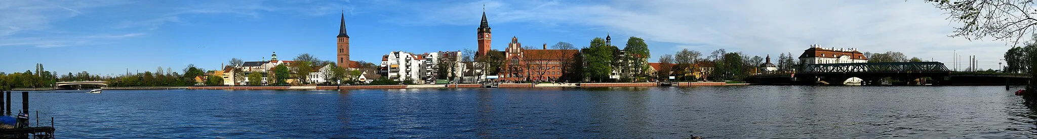 Photo showing: Berlin-Köpenick - Blick auf die Altstadt vom gegenüberliegenden Ufer der Dahme in Spindlersfeld. wichtige Bauwerke (v.l.n.r.): Dammbrücke, St.-Laurentius-Stadtkirche, Rathaus Köpenick, Schloss Köpenick, Lange Brücke