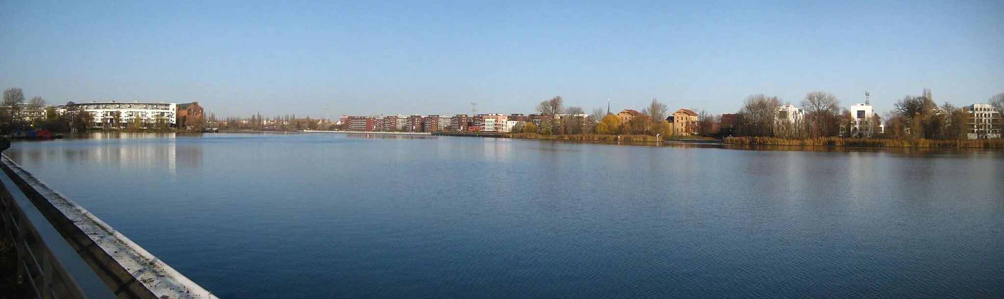 Photo showing: Panoramic view of the Rummelsburg Lake in Berlin between the Stralau Peninsula in the borough of Friedrichshain (left) and the borough of Rummelsburg (right). The water area spreads about 40 hectares and is a bay of the River Spree.