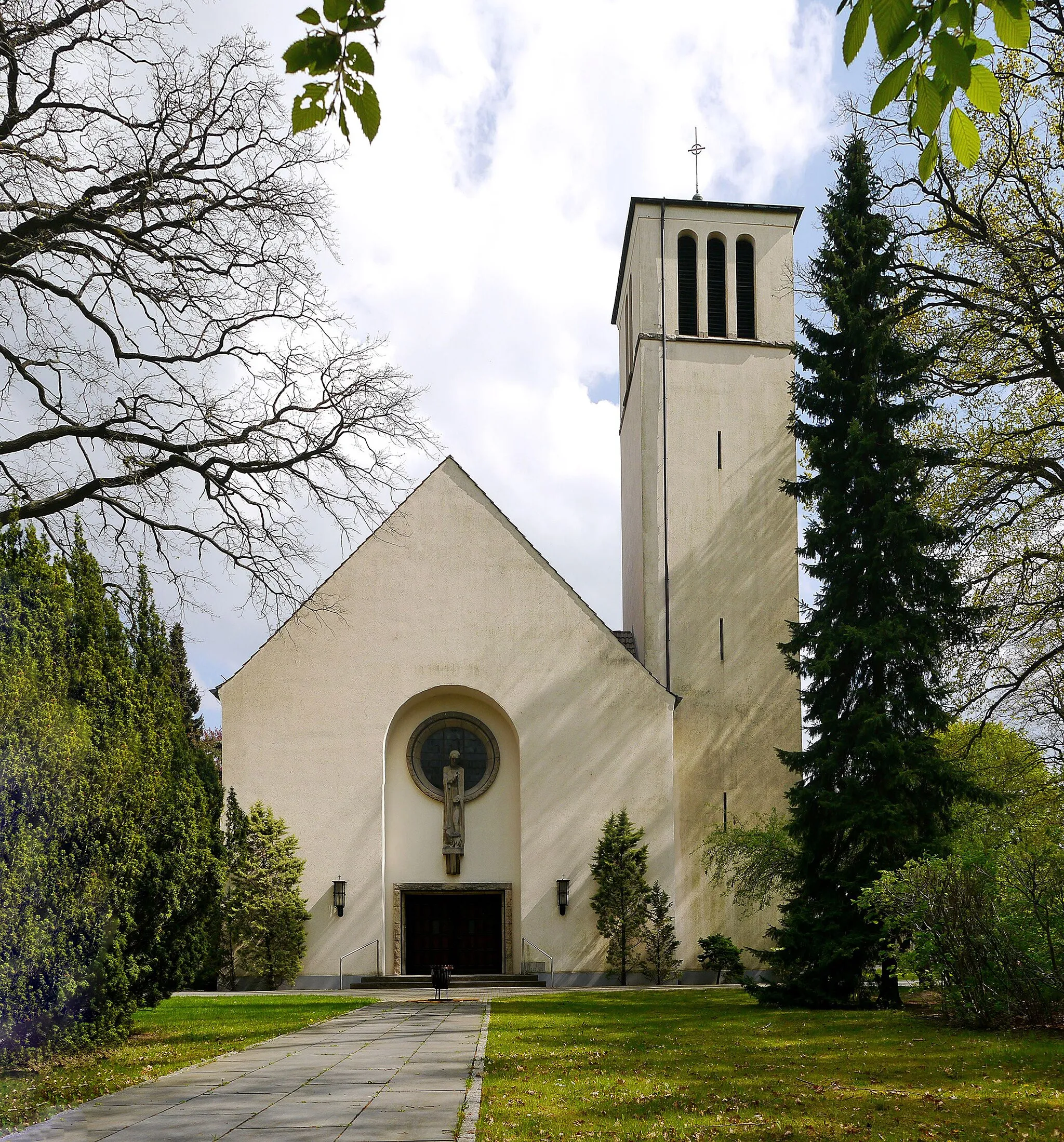 Photo showing: Baudenkmal: Ruhlsdorfer Straße 28, Teltow, Katholische Kirche Sanctissima Eucharistia. Die Steinfigur des brotsegnenden Christus schuf Rudolf Brückner-Fuhlrott 1959.