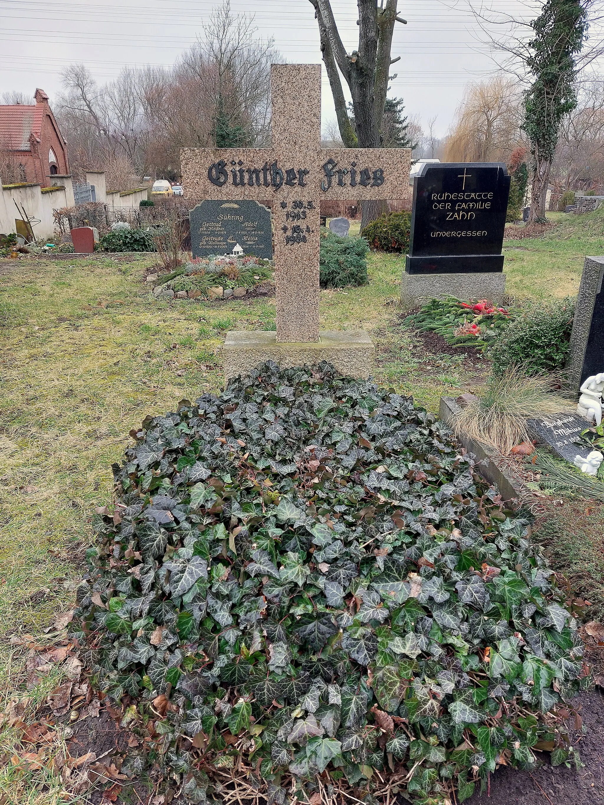 Photo showing: Grave, Günther Fries, Dorfstraße 12, Berlin-Wartenberg, Germany