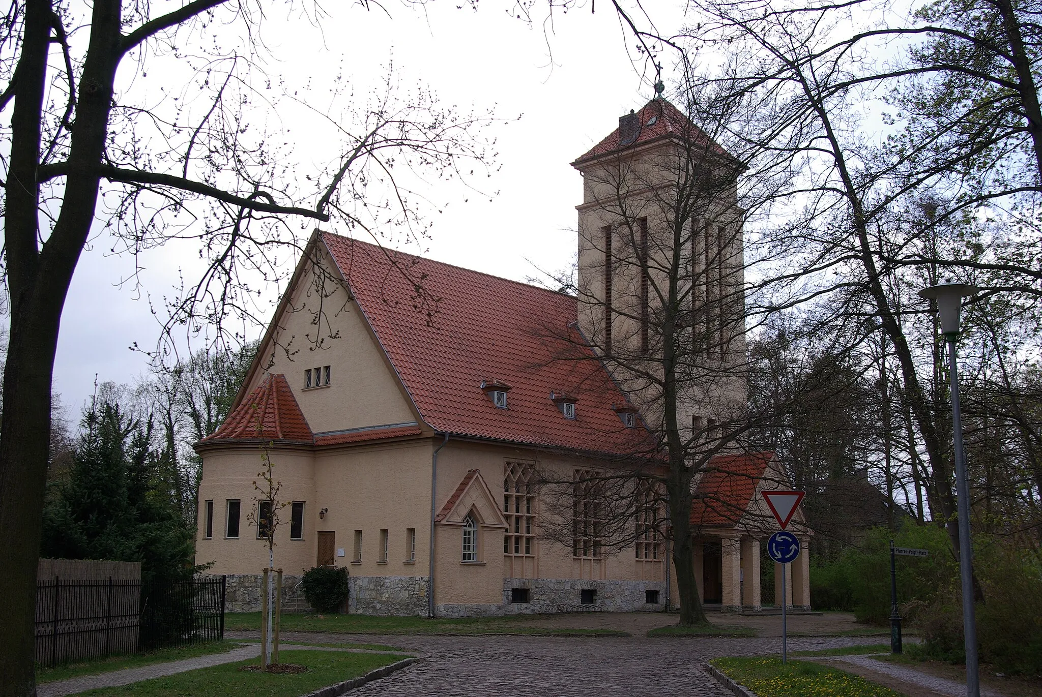 Photo showing: Falkensee Ortsteil Finkenkrug. Die Finkenkruger Kirche wurde von 1924 bis 1926 erbaut. Die Kirche steht unter Denkmalschutz.