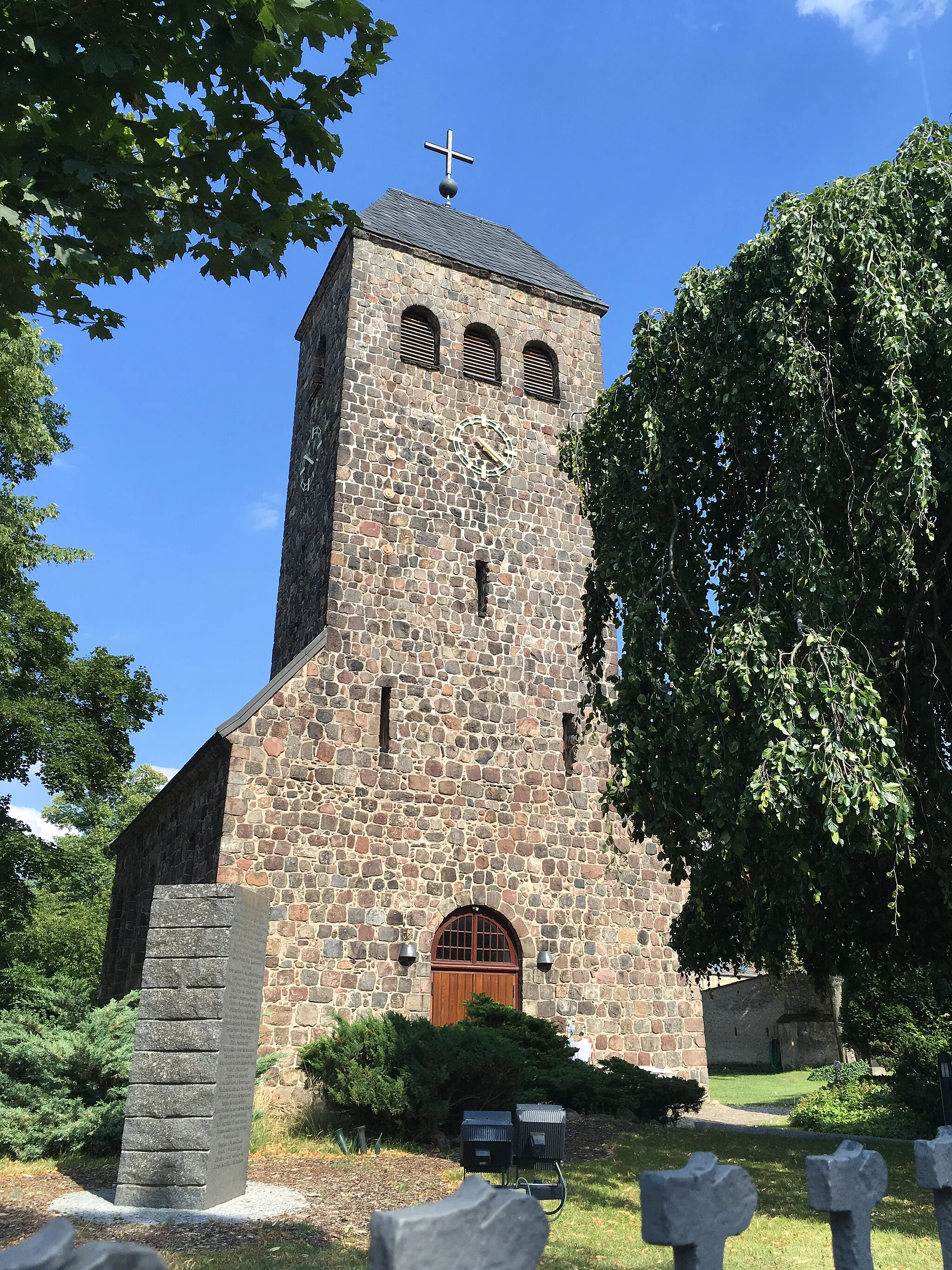 Photo showing: Die Dorfkirche Schönefeld im Landkreis Dahme-Spreewald ist eine spätromanische Saalkirche, die in den Jahren 1904 und 1905 umgebaut wurde.