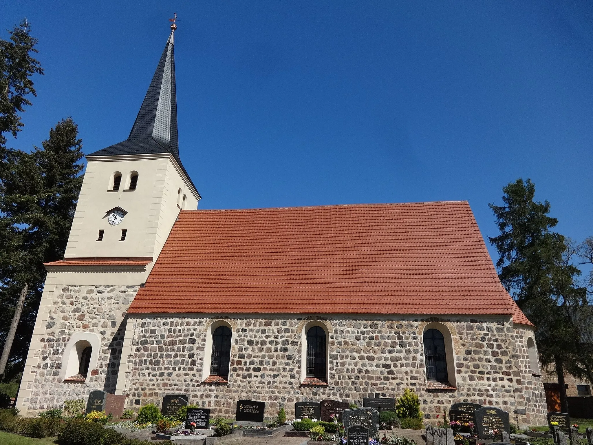 Photo showing: Die im Ursprung romanische Dorfkirche Siethen entstand im späten 13. oder frühen 14. Jahrhundert als Rechteckbau mit nachträglich angebauter Apsis. Im Innern befindet sich eine qualitätsvolle Ausstattung mit Kanzel, Altarretabel sowie Wappenschildern.